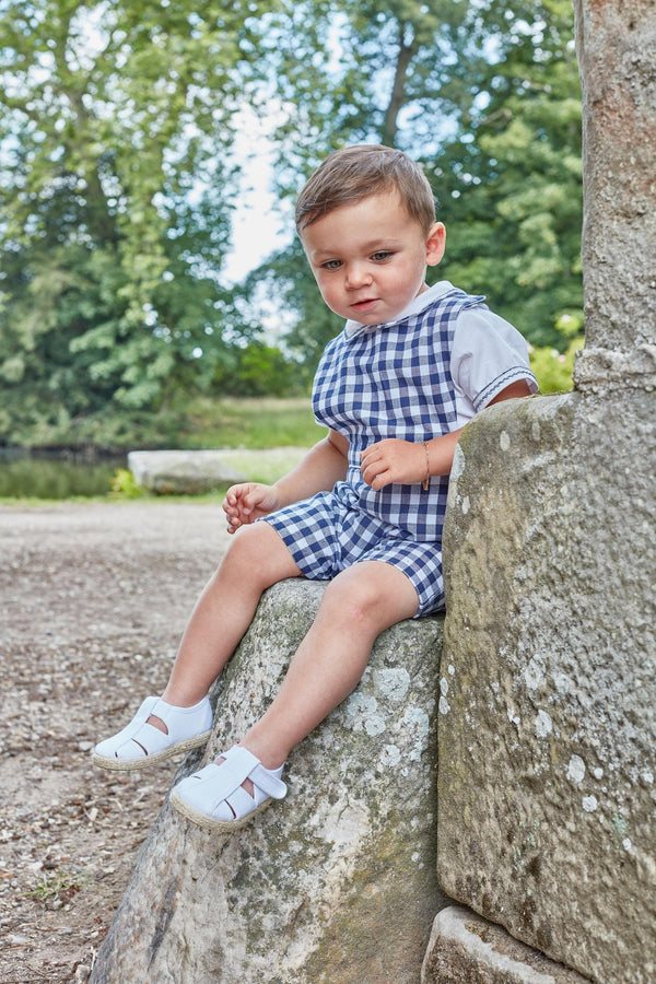 Lys, salopette garçon ouverture sur le haut avec 2 boutons pressions, en vichy marine 10mm - boy's dungarees opening at the top with 2 press studs, in navy gingham 10mm