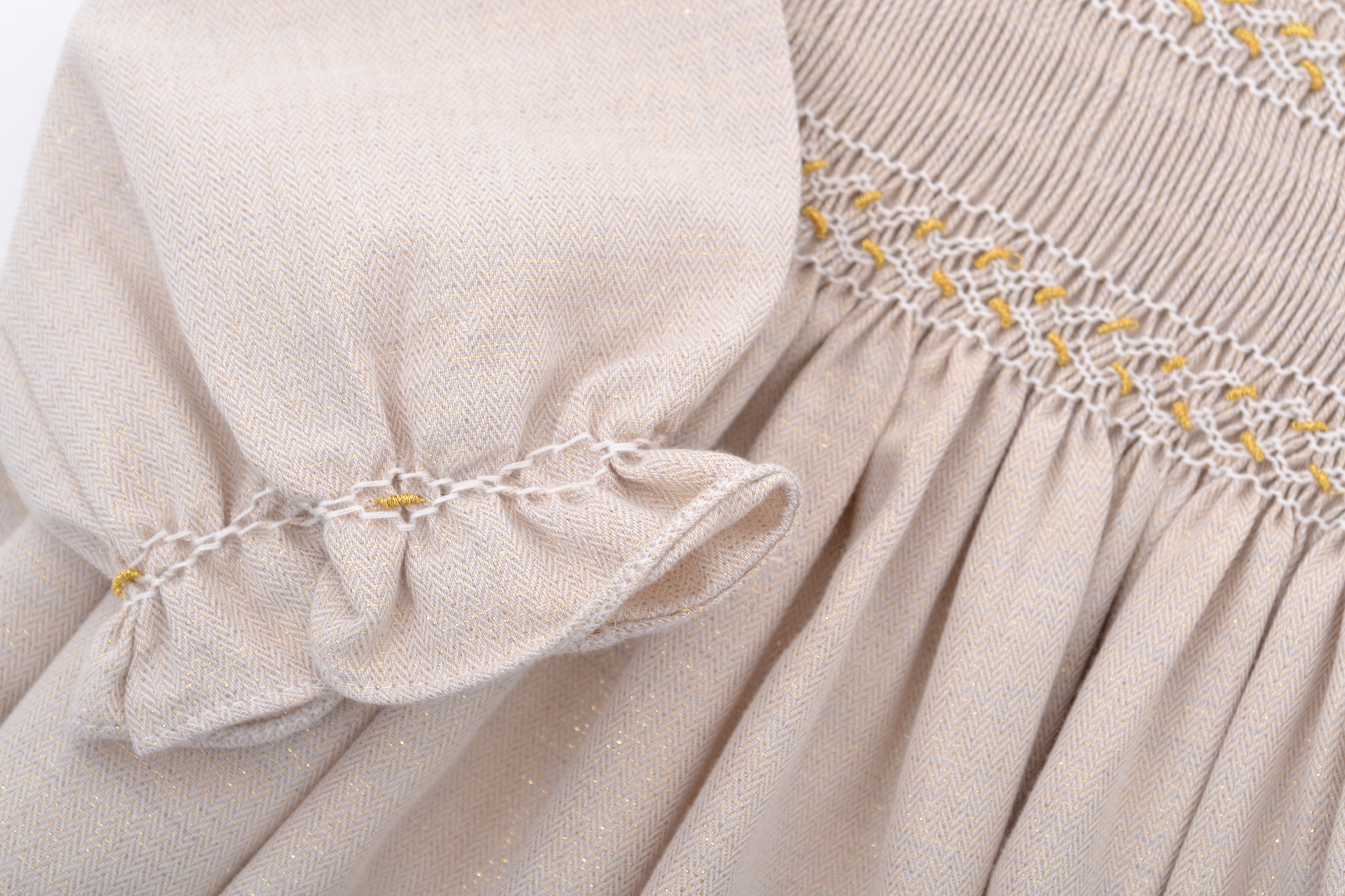 Robe Divine en chevron beige et fil doré smockée sur le devant et le dos