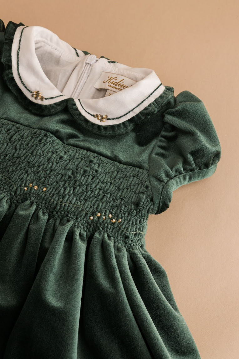 Héloïse, smocked dress, in Emerald green velvet