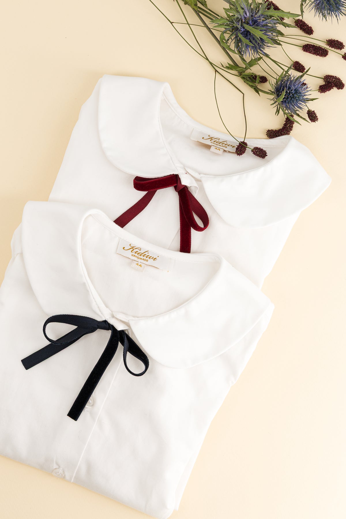 Octavia, Blouse pour fille en popeline blanche avec ruban bordeaux.