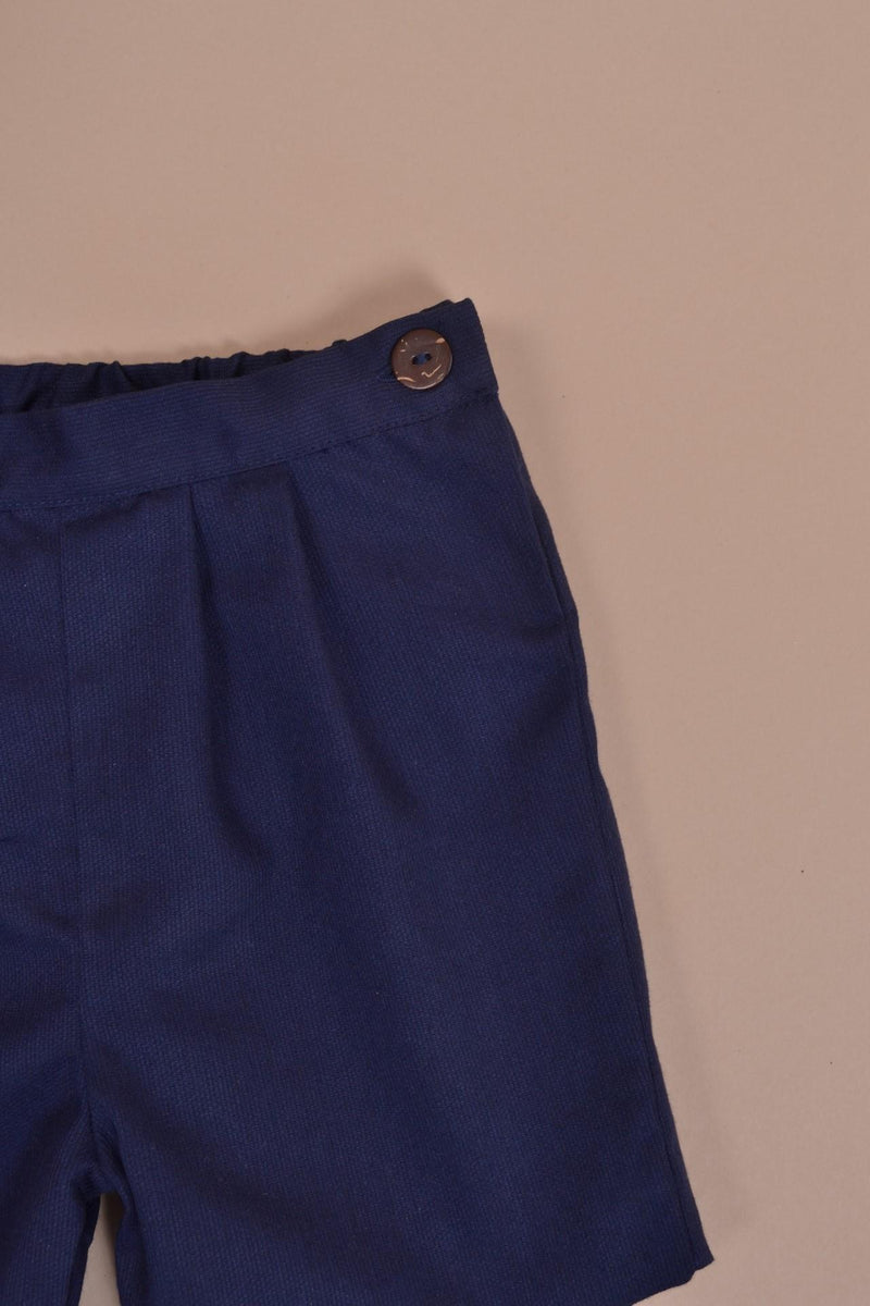 Achilea, short à pinces, 2 boutons en bois sur le devant, en piqué de coton navy