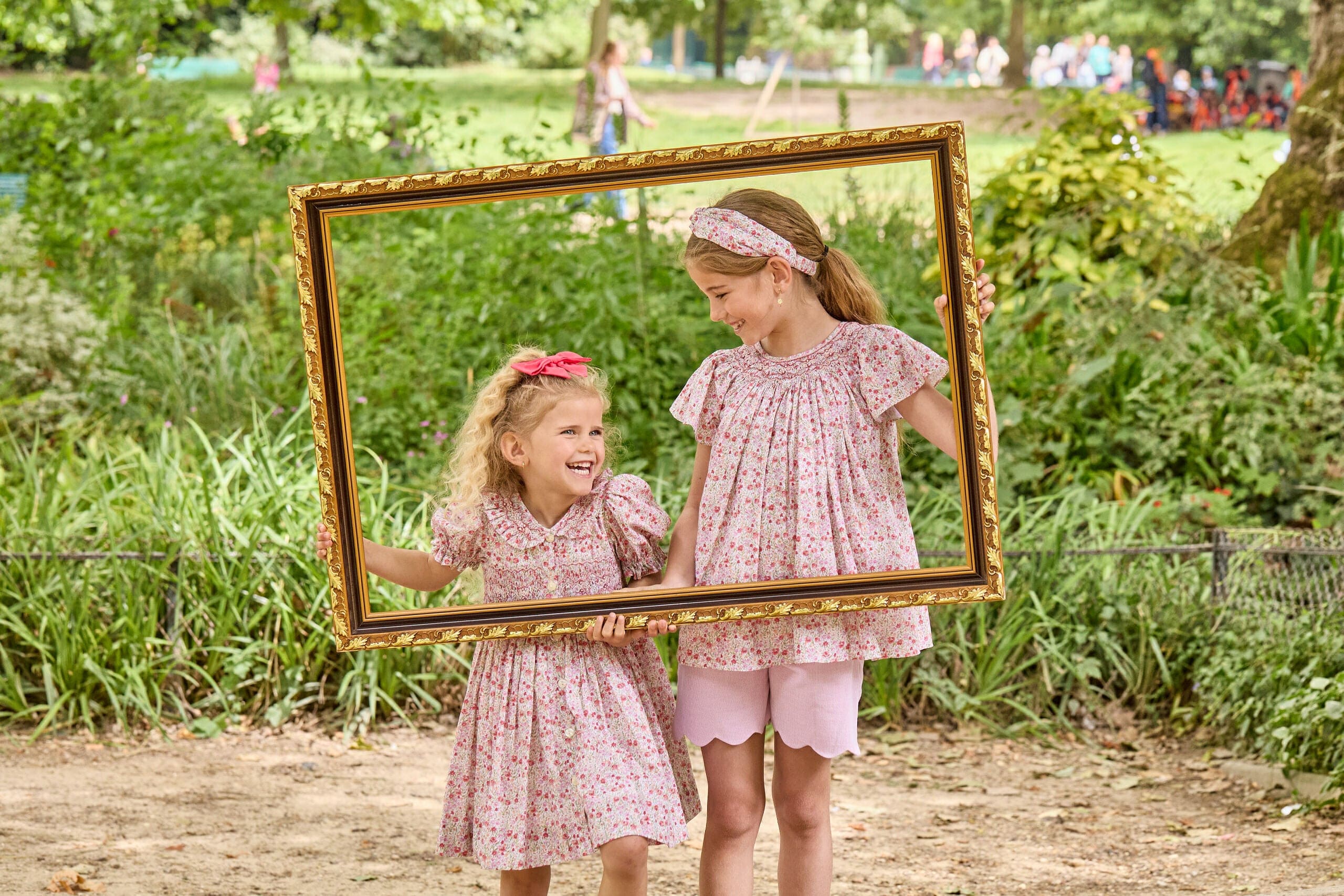 Adeline MC, robe à smocks imprimé fleuri rouge