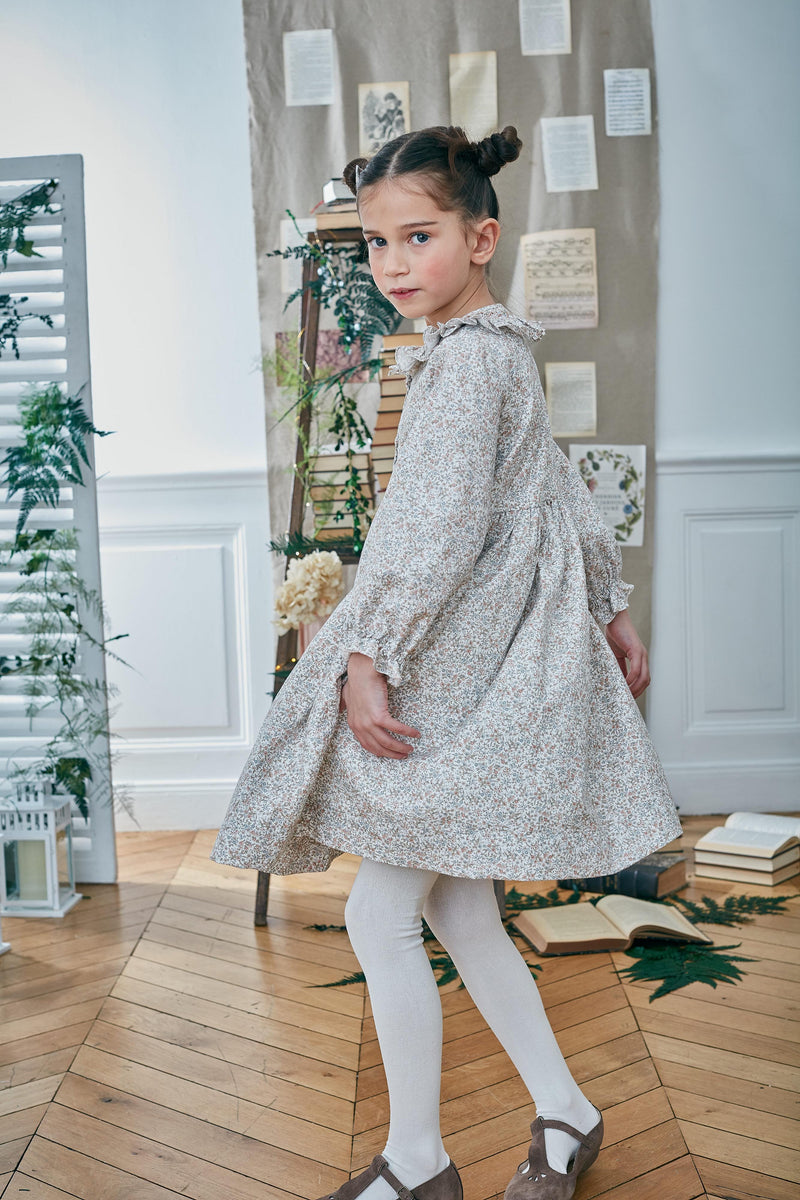 Adeline, Robe manches longues, col volanté smocké, taille smockée, en Rose nude / Imprimé fleuri bleu ciel - Adeline, Long-sleeved dress, smocked ruffled collar,smocked waist, in Rose nude / Sky blue floral print