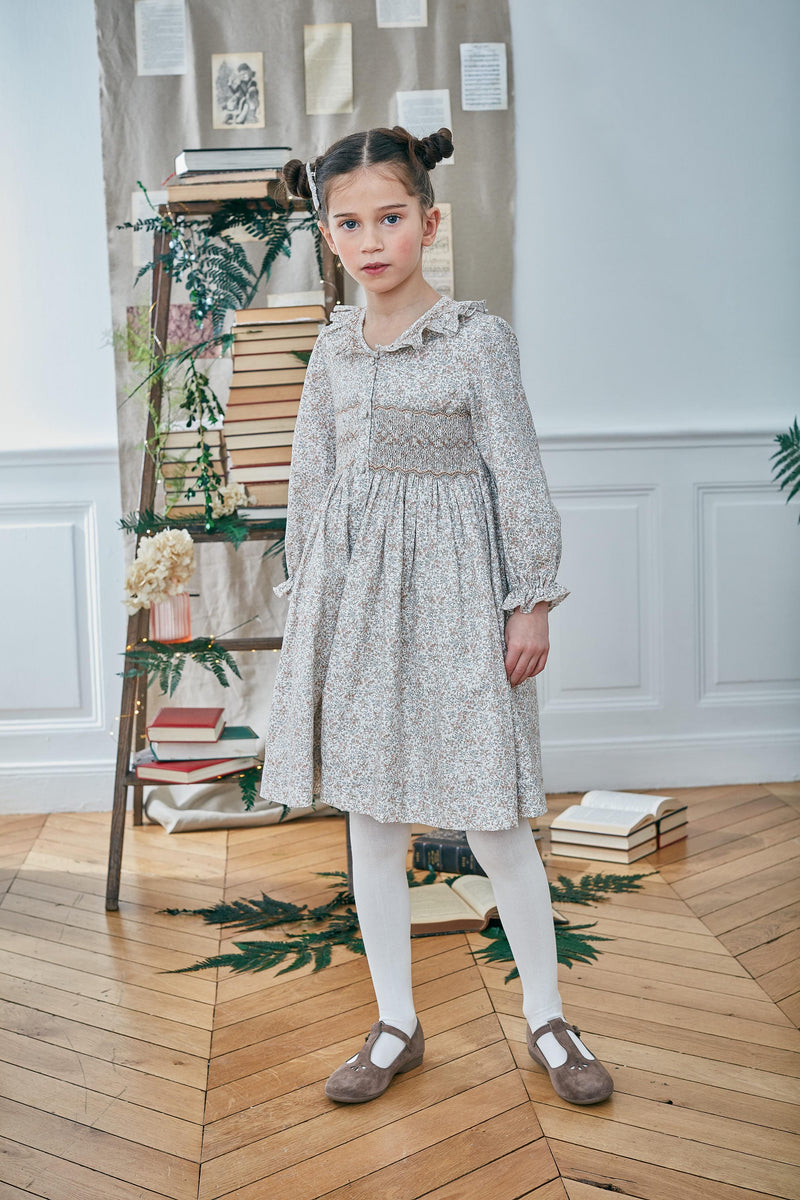 Adeline, Robe manches longues, col volanté smocké, taille smockée, en Rose nude / Imprimé fleuri bleu ciel - Adeline, Long-sleeved dress, smocked ruffled collar,smocked waist, in Rose nude / Sky blue floral print