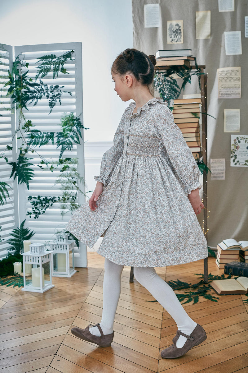 Adeline, Robe manches longues, col volanté smocké, taille smockée, en Rose nude / Imprimé fleuri bleu ciel - Adeline, Long-sleeved dress, smocked ruffled collar,smocked waist, in Rose nude / Sky blue floral print