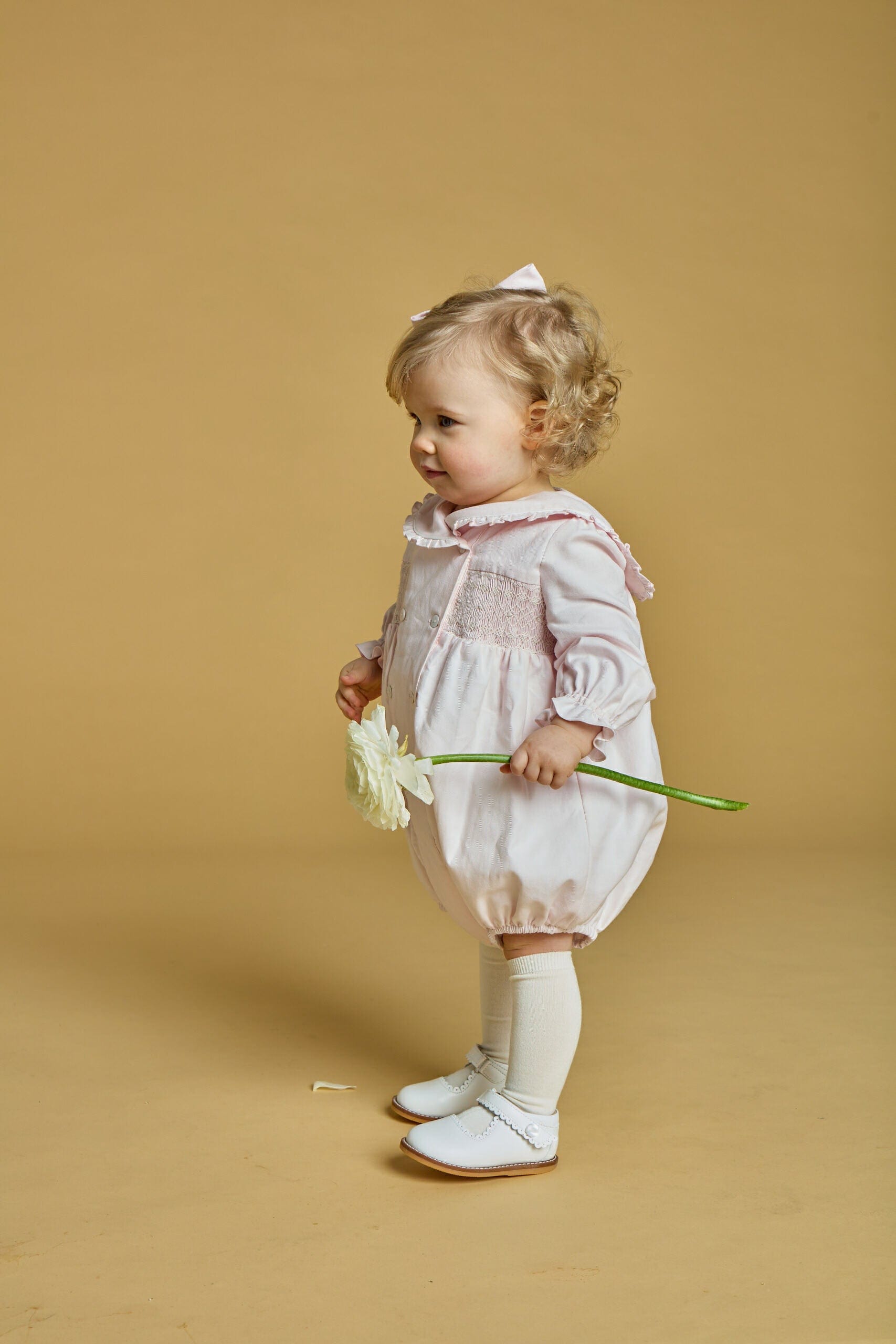 Ambroisinette, barboteuse smockée en twill de coton rose pâle