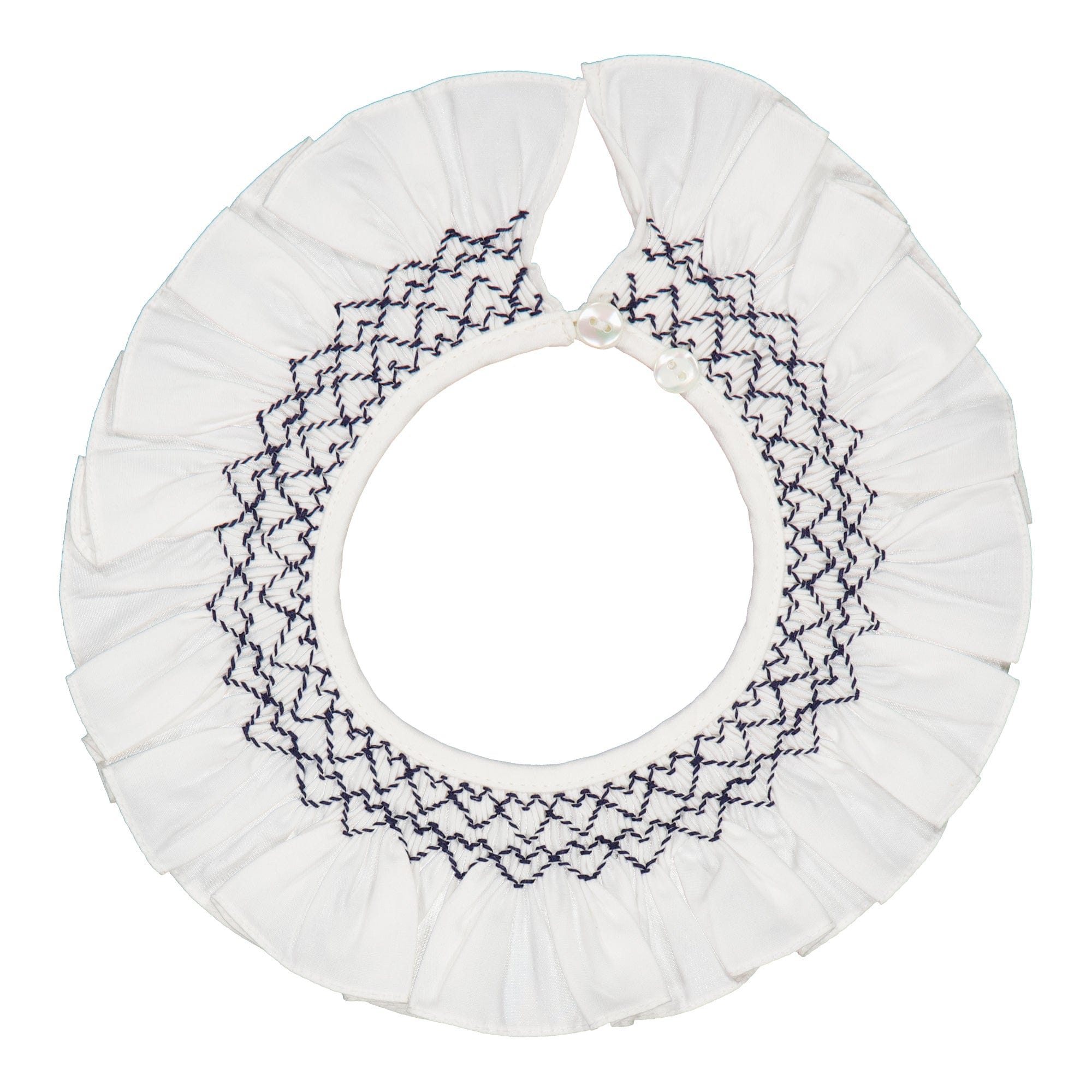 Améline, col à volants brodés et smockés, en twill blanc cassé