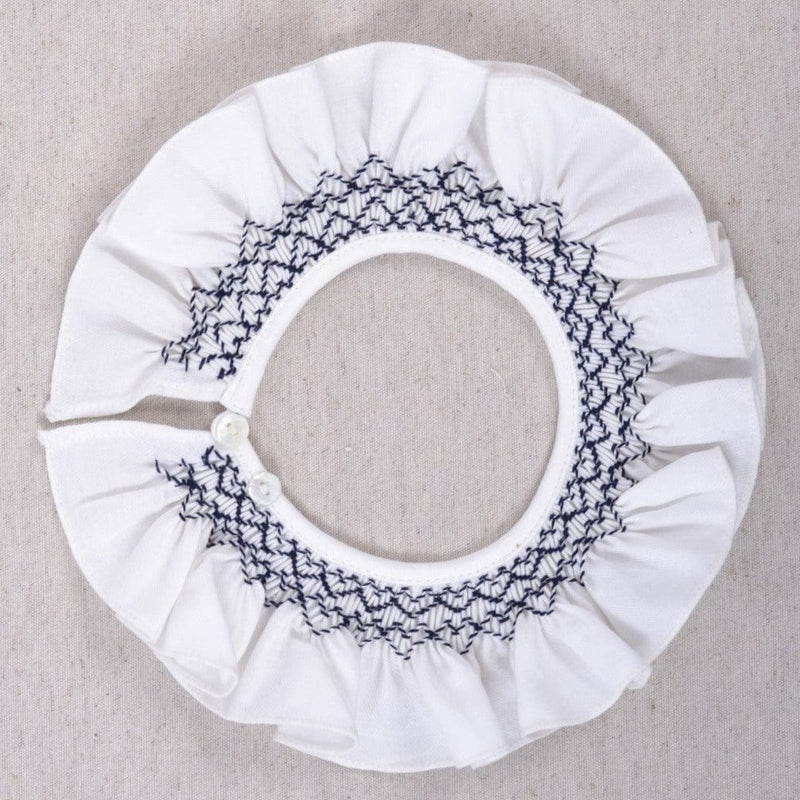 Améline, Col volanté brodé à smocks marine, en Twill Bio écru
