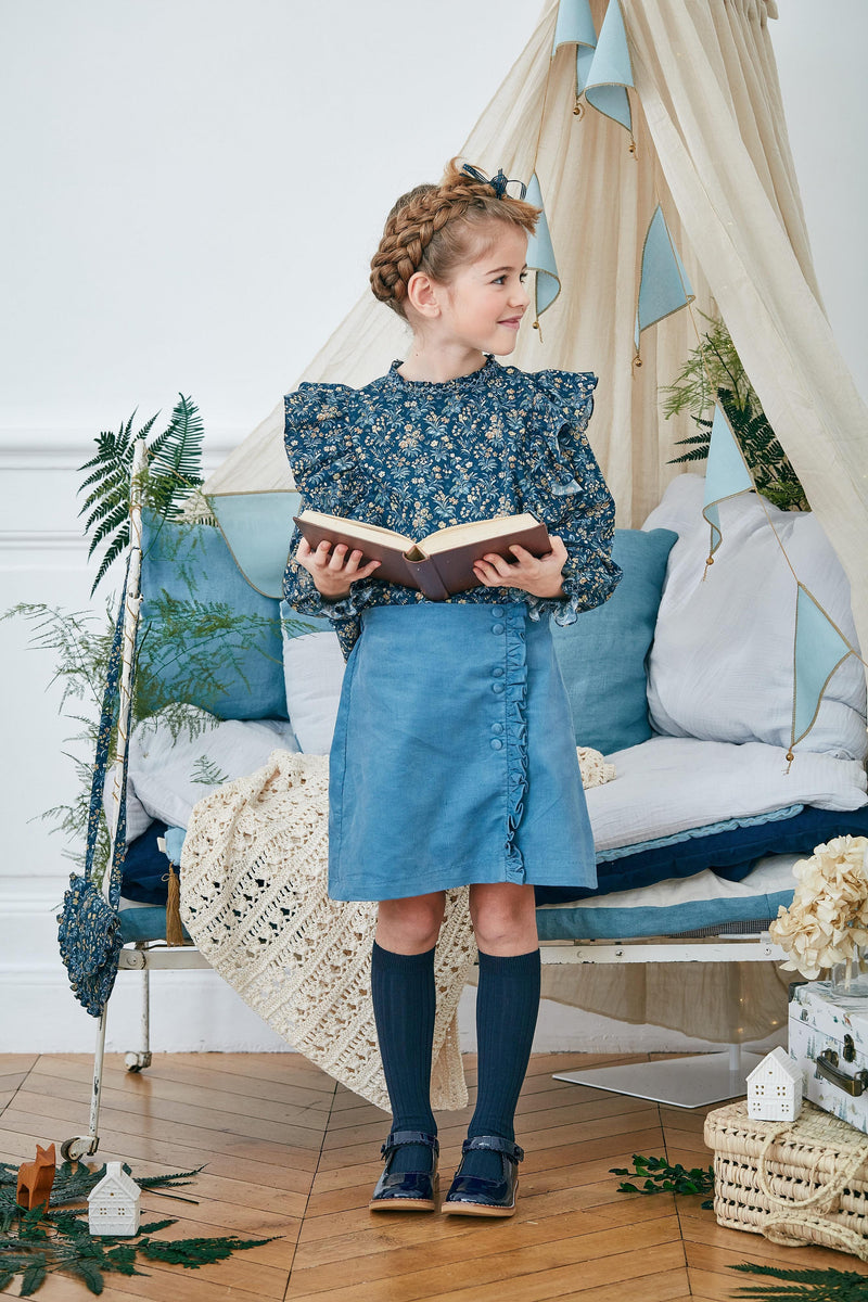 Angélique, Blouse fille, col haut volanté et smocké, volants sur les épaules, en Liberty of London - Floral Fable