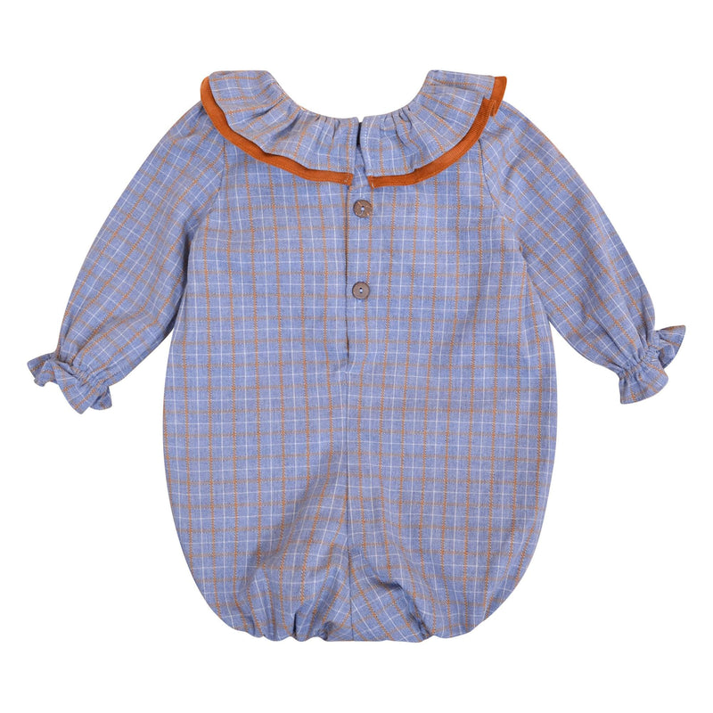Anthea, Barboteuse bébé fille manches longues, grand col volanté et brodé, en Tartan bleu et cannelle - Anthéa, Baby girl's long-sleeved romper, large ruffled and embroidered collar, in Blue and cinnamon Tartan