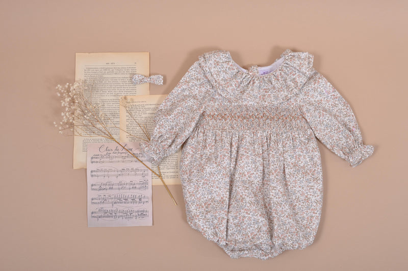 Anthéa, Barboteuse bébé fille manches longues, grand col volanté et brodé, nude rose / imprimé fleuri bleu ciel - Anthéa, Baby girl's long-sleeved romper, large ruffled and embroidered collar, in Rose nude / Sky blue floral print