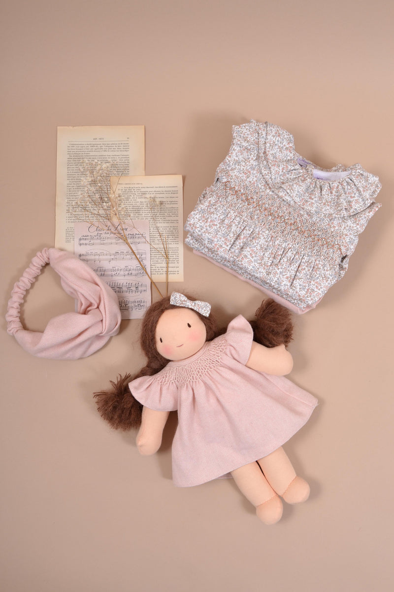 Anthéa, Barboteuse bébé fille manches longues, grand col volanté et brodé, nude rose / imprimé fleuri bleu ciel - Anthéa, Baby girl's long-sleeved romper, large ruffled and embroidered collar, in Rose nude / Sky blue floral print