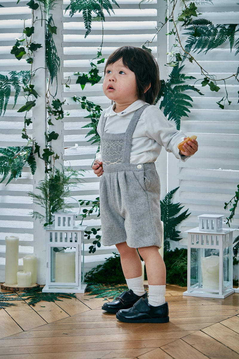 Aurélien, Salopette Garçon, devant smocké, en Chevrons gris avec laine - Aurélien, Boy's dungarees, smocked front panel, in Grey herringbones with wool