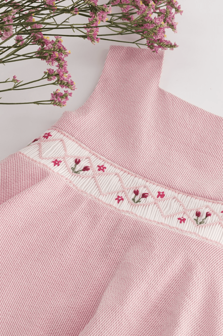 Cardamine, robe à smocks à petites rayures en seersucker magenta