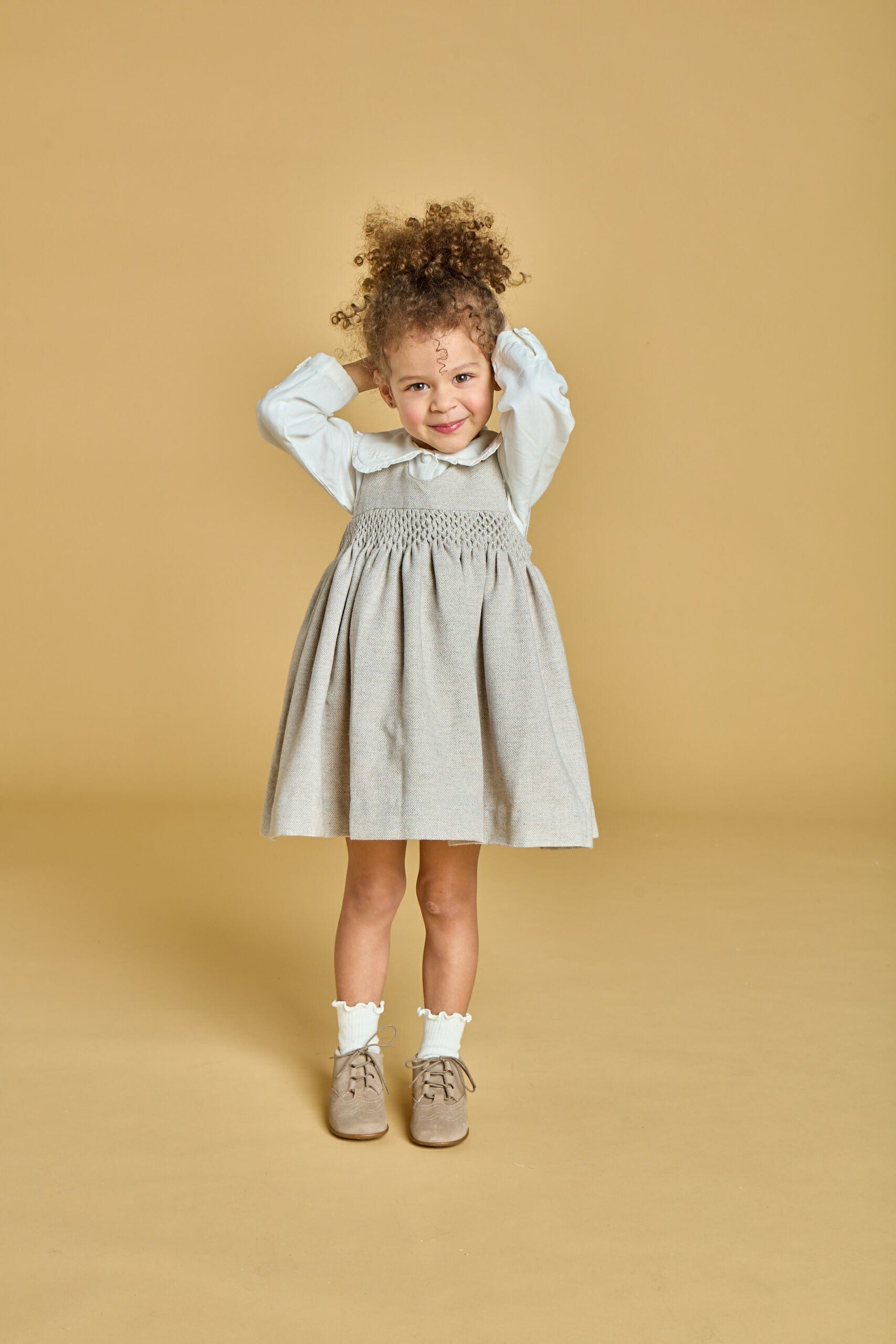 Carmelle, robe chasuble smockée en laine beige à chevrons
