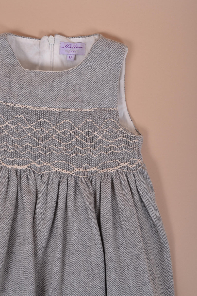 Carmen, Robe chasuble, encolure ronde, taille smockée, ouverture dos zippée, en chevrons gris avec laine - Carmen, Pinafore dress, round neckline, smocked waist, zipped back opening, in Grey herringbones with wool