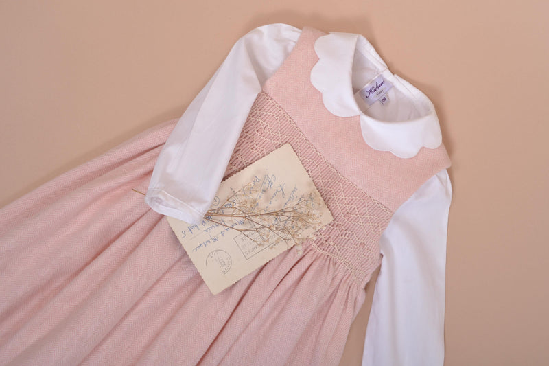 Carmen, Robe chasuble, encolure ronde, taille smockée, ouverture dos zippée, en chevrons roses avec laine - Carmen, Pinafore dress, round neckline, smocked waist, zipped back opening, in Pink herringbones with wool