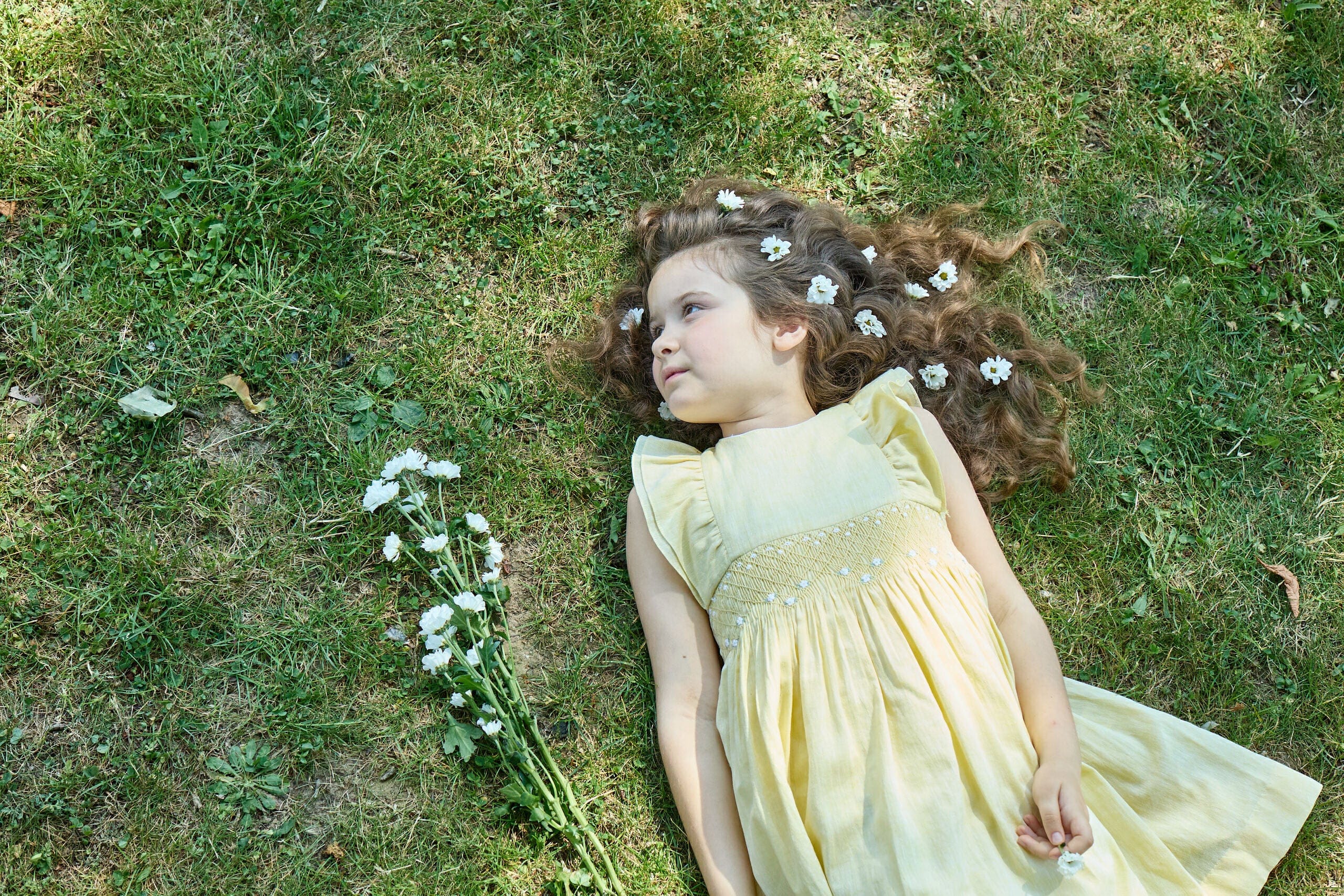 Clarisse, robe smockée, en coton-lin jaune