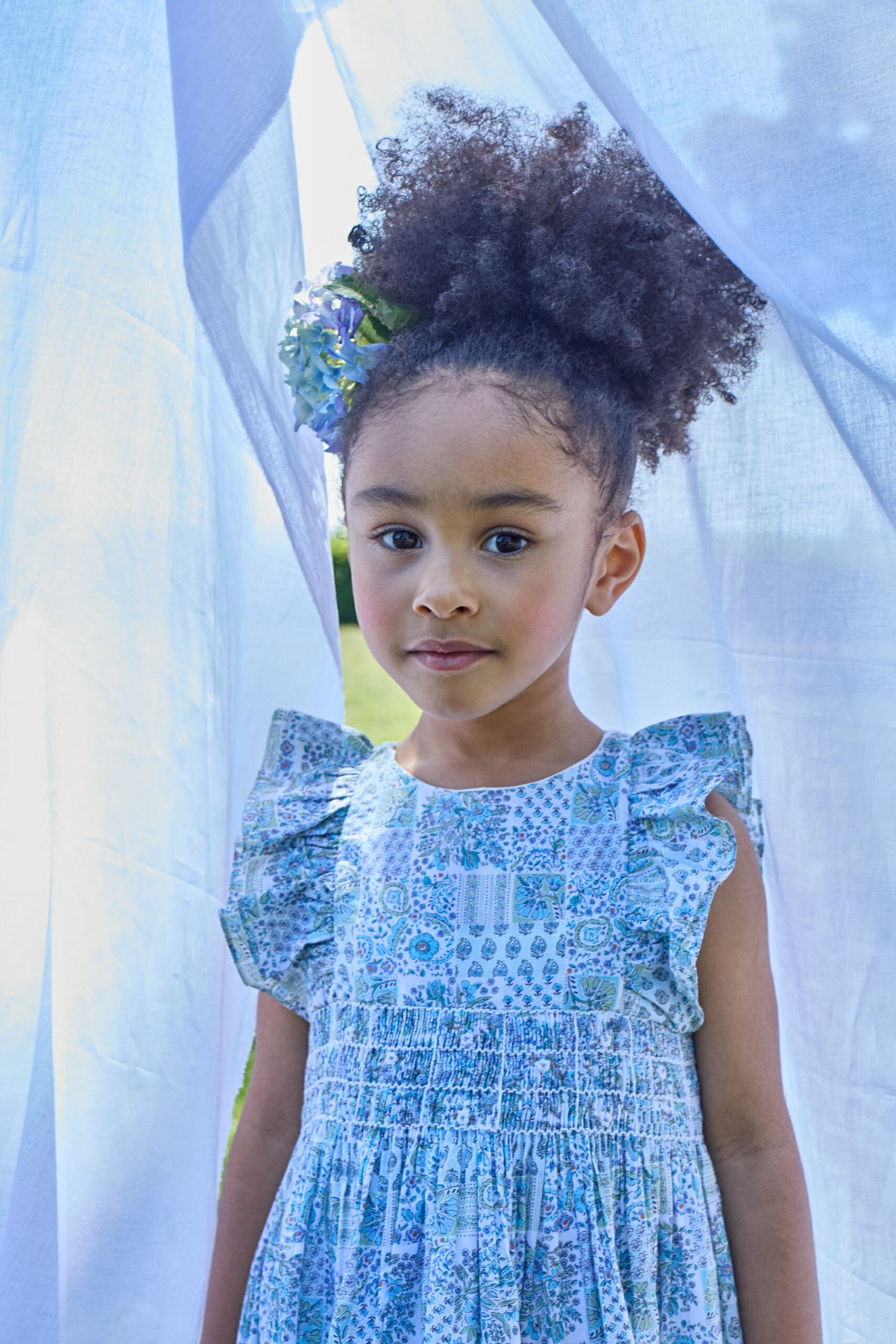 Clarisse, robe smockée, imprimé patchwork bleu