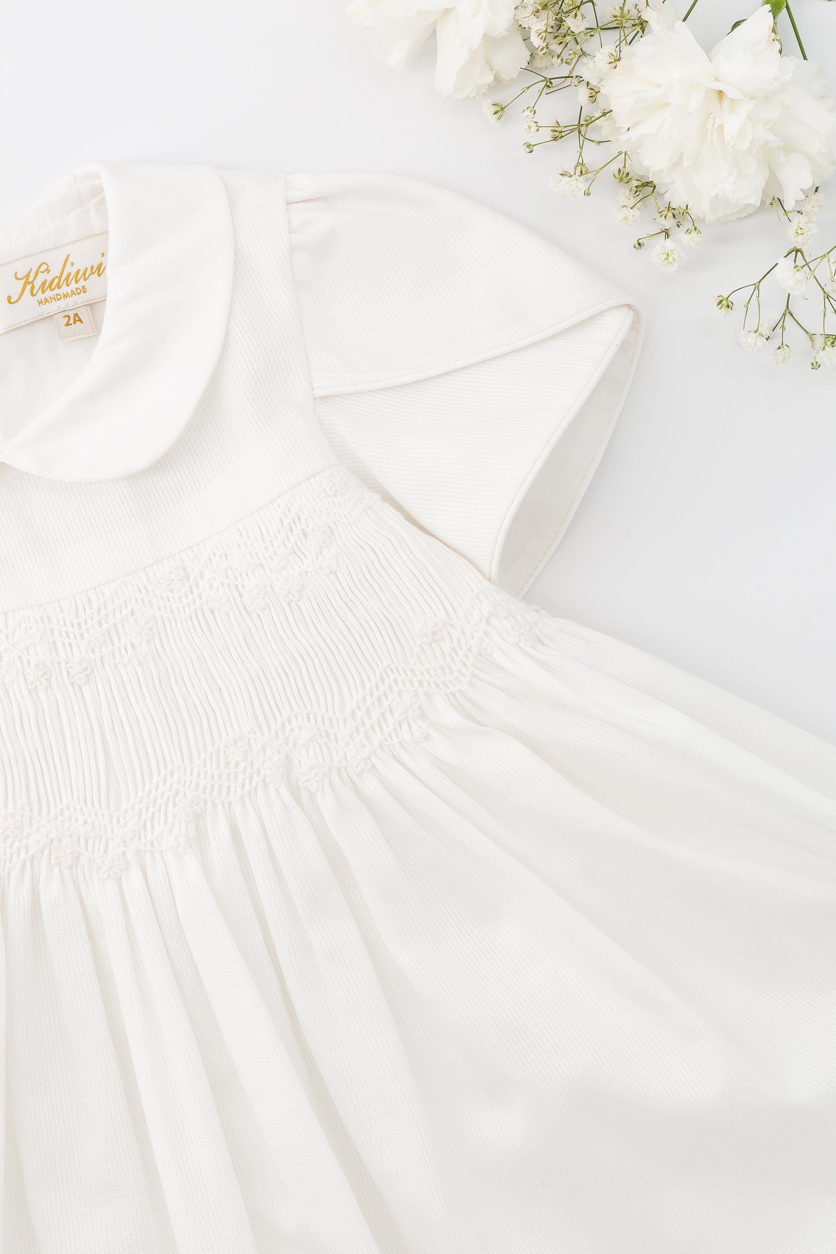 Clémence, robe smockée, en  piqué de coton blanc