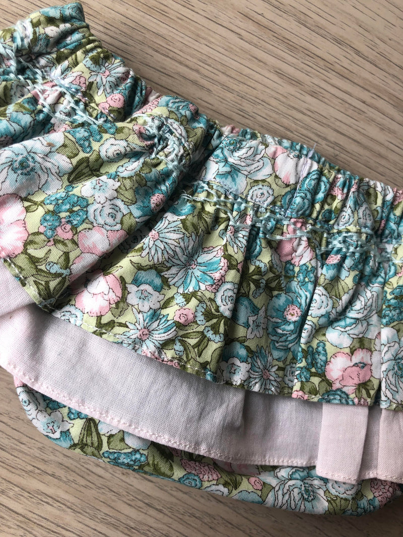 Clothilde, Culotte de bain à double volants imprimé fleuri vert