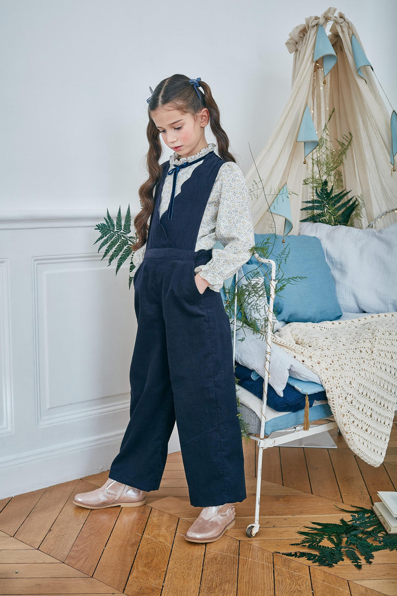 Denise, Salopette fille, encolure cache-cœur festonnée, bretelles réglables, en velours côtelé Marine - Denise, Girl's dungarees, scalloped wrap neckline, adjustable straps, in Navy corduroy