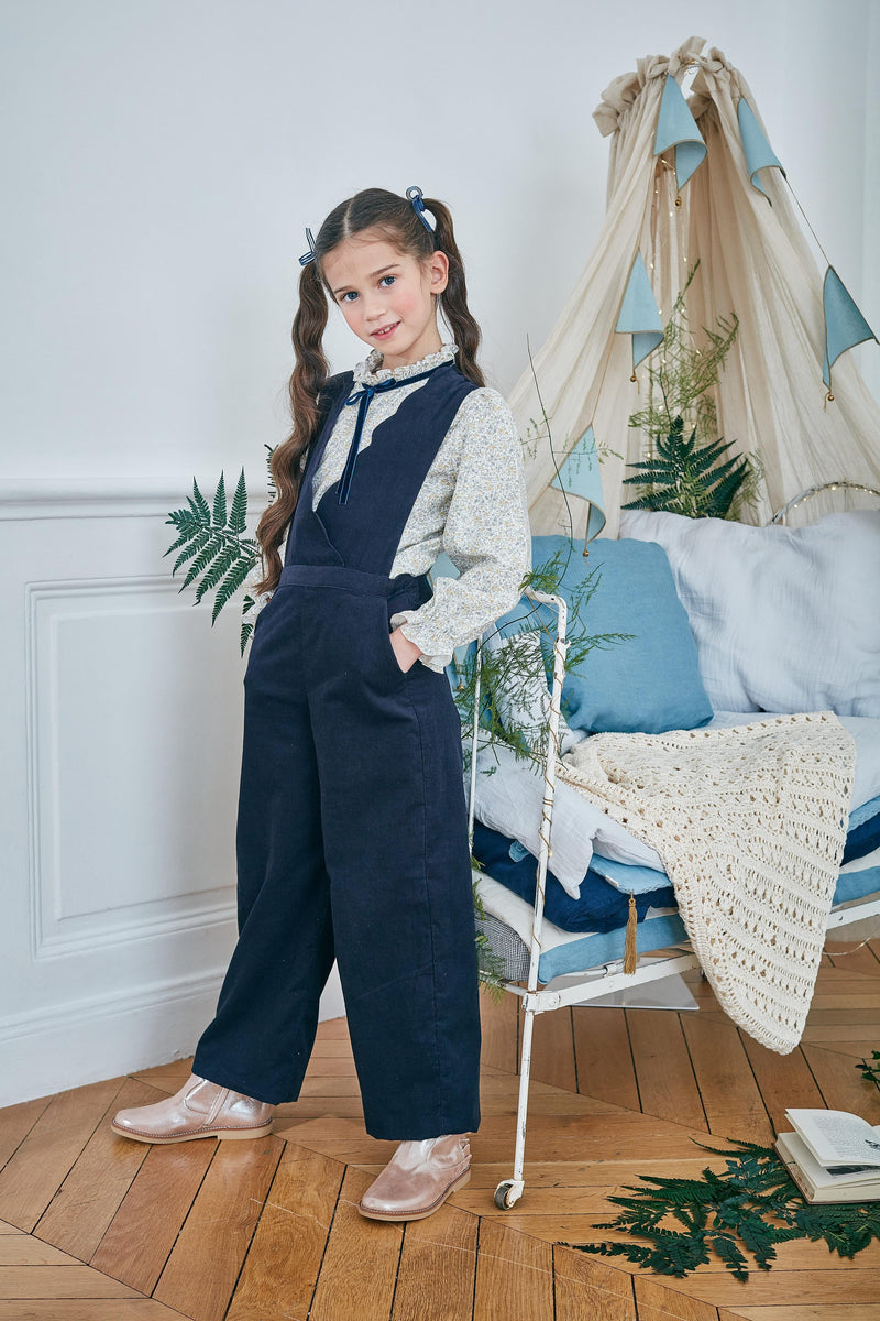 Denise, Salopette fille, encolure cache-cœur festonnée, bretelles réglables, en velours côtelé Marine - Denise, Girl's dungarees, scalloped wrap neckline, adjustable straps, in Navy corduroy