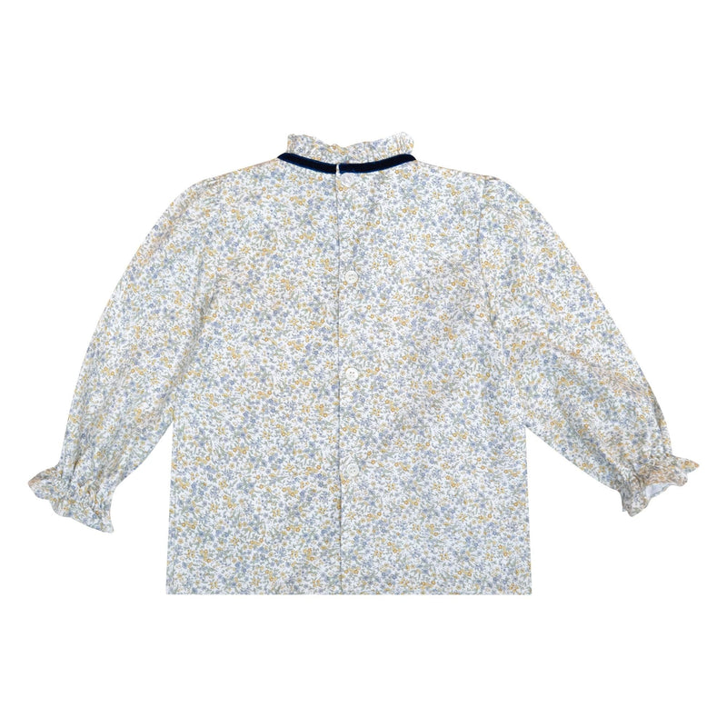 Esmée, Blouse fille manches longues, col haut volanté avec ruban velours, en imprimé fleuri bleu ciel/moutarde - Esmée, Girl's long-sleeved blouse, high ruffled collar with velvet ribbon, in Sky blue/mustard floral print