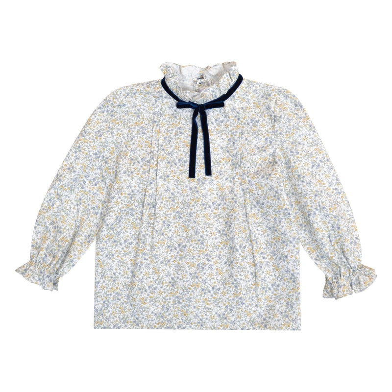 Esmée, Blouse fille manches longues, col haut volanté avec ruban velours, en imprimé fleuri bleu ciel/moutarde - Esmée, Girl's long-sleeved blouse, high ruffled collar with velvet ribbon, in Sky blue/mustard floral print