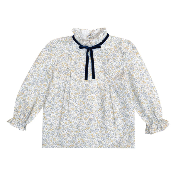 Esmée, Blouse fille manches longues, col haut volanté avec ruban velours, en imprimé fleuri bleu ciel/moutarde - Esmée, Girl's long-sleeved blouse, high ruffled collar with velvet ribbon, in Sky blue/mustard floral print