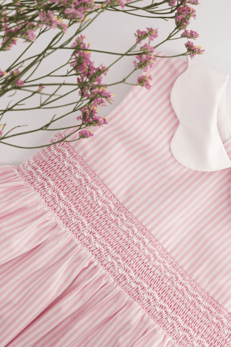 Flora, robe à smocks à rayures roses 3mm