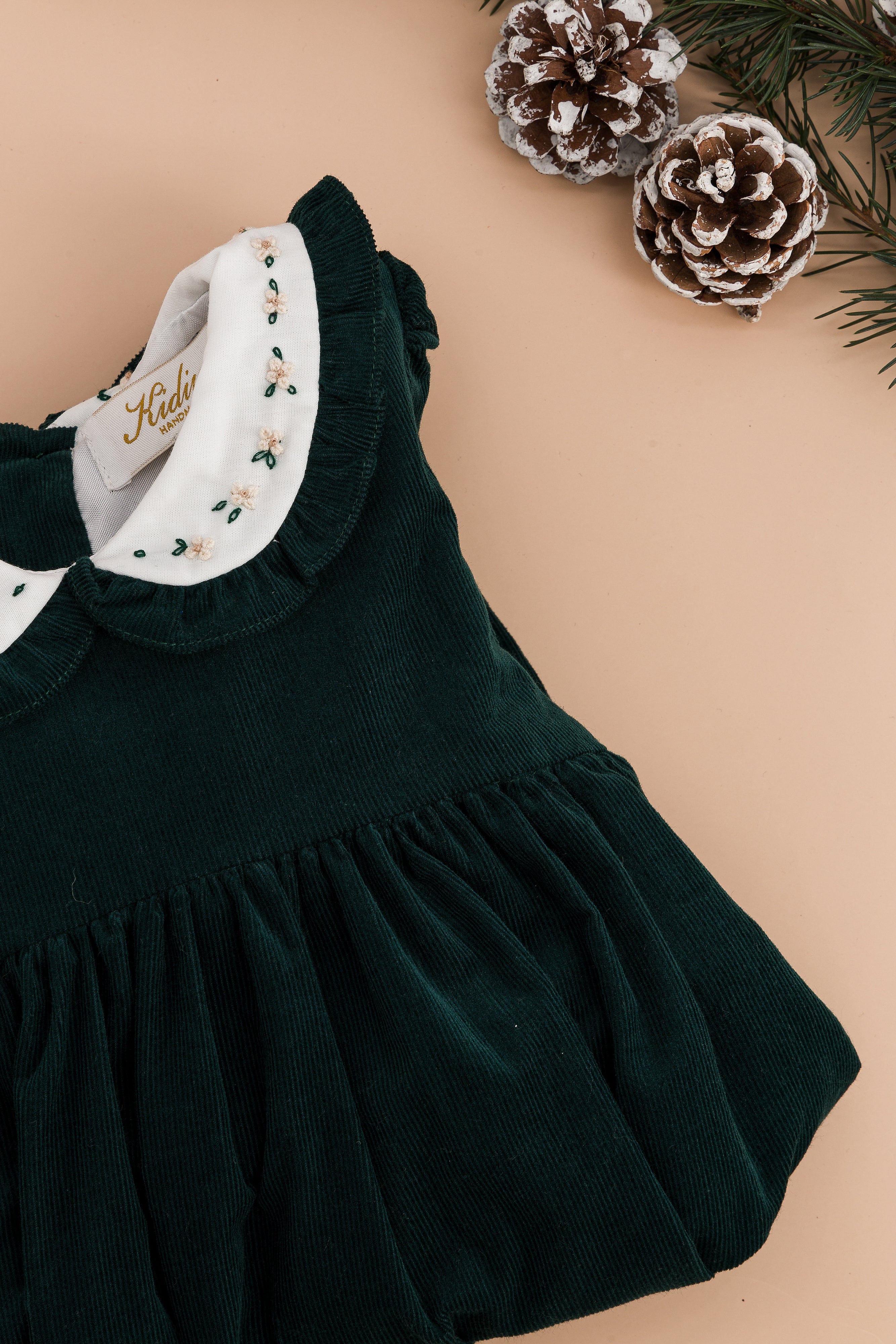 Gaïa, robe en velours cotelêt vert pin