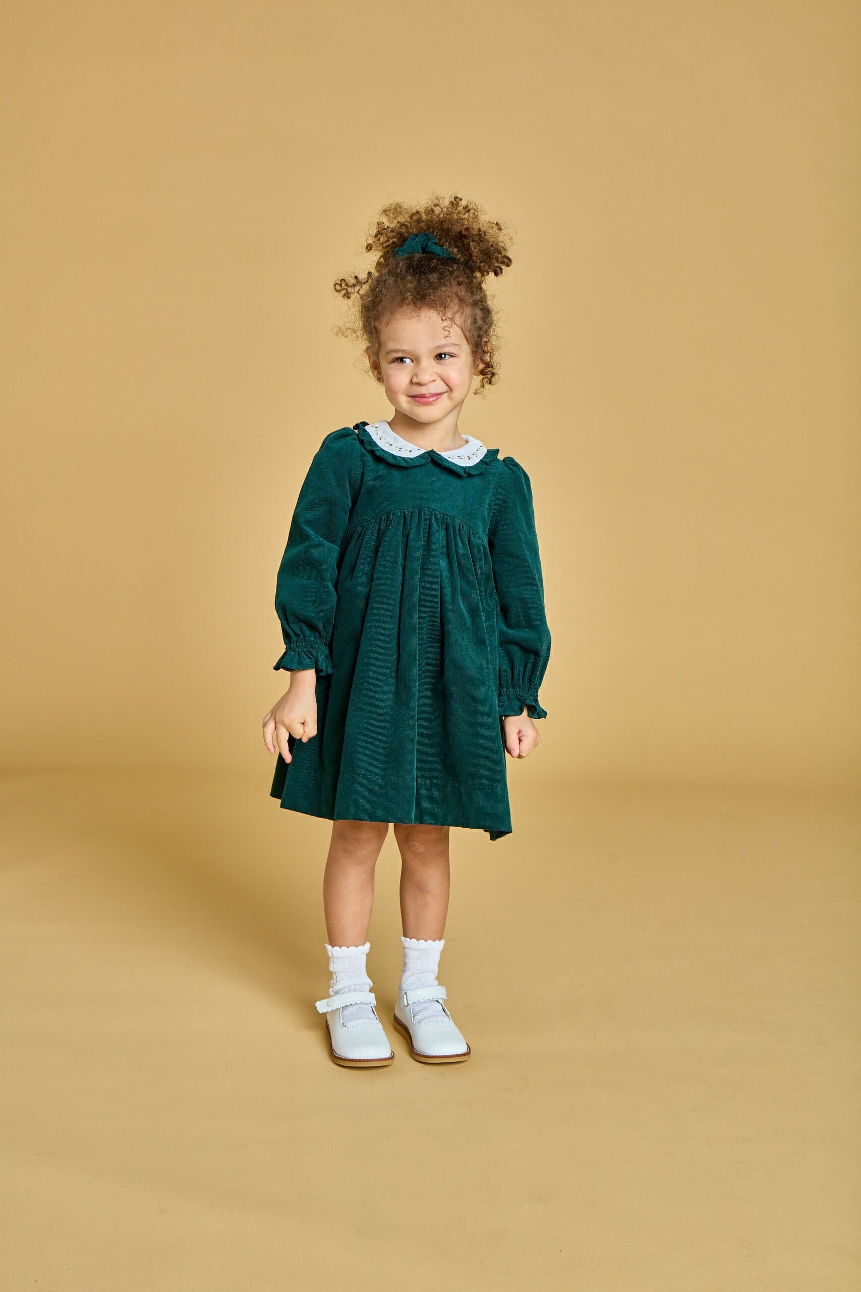 Gaïa, robe en velours cotelêt vert pin