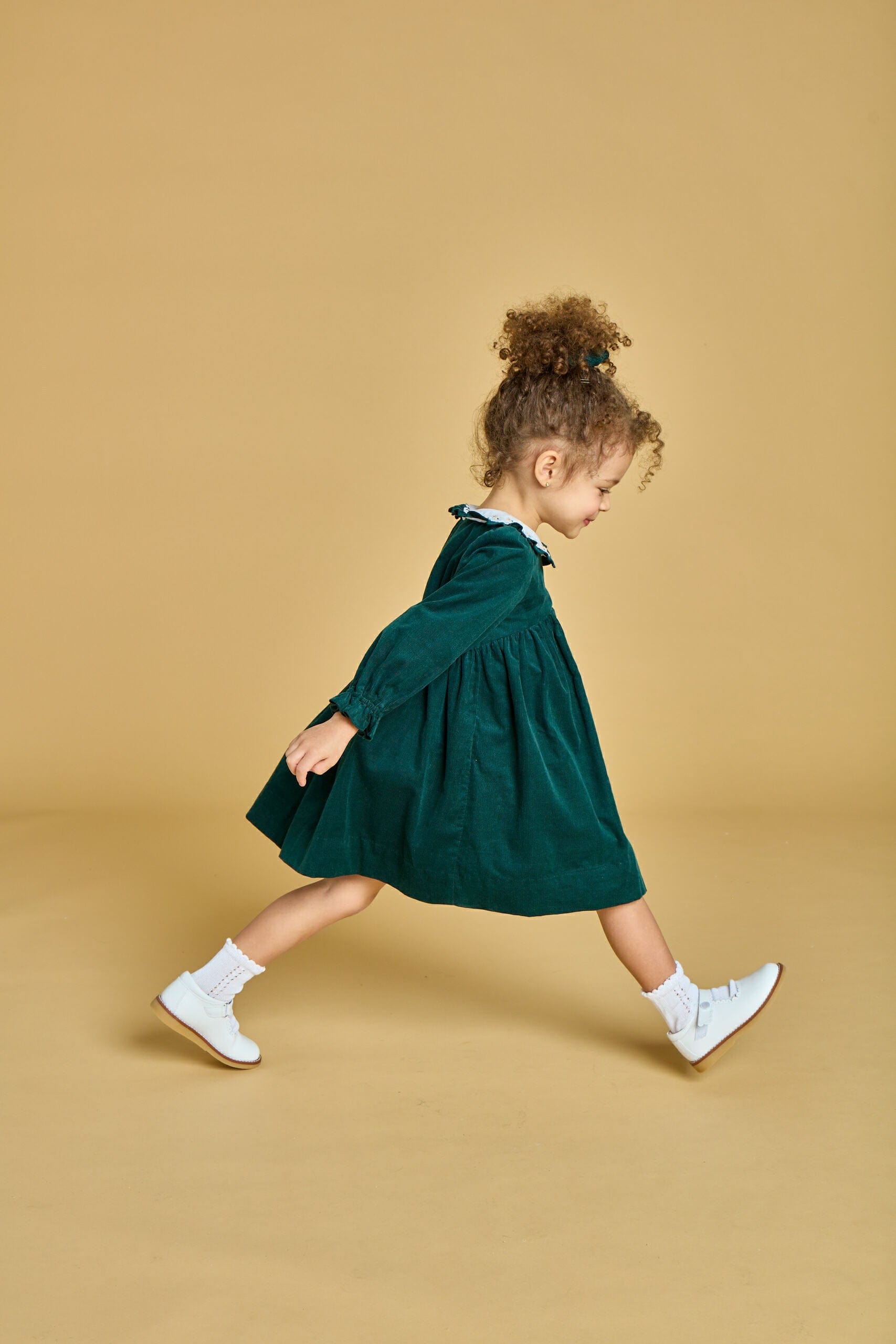 Gaïa, robe en velours cotelêt vert pin