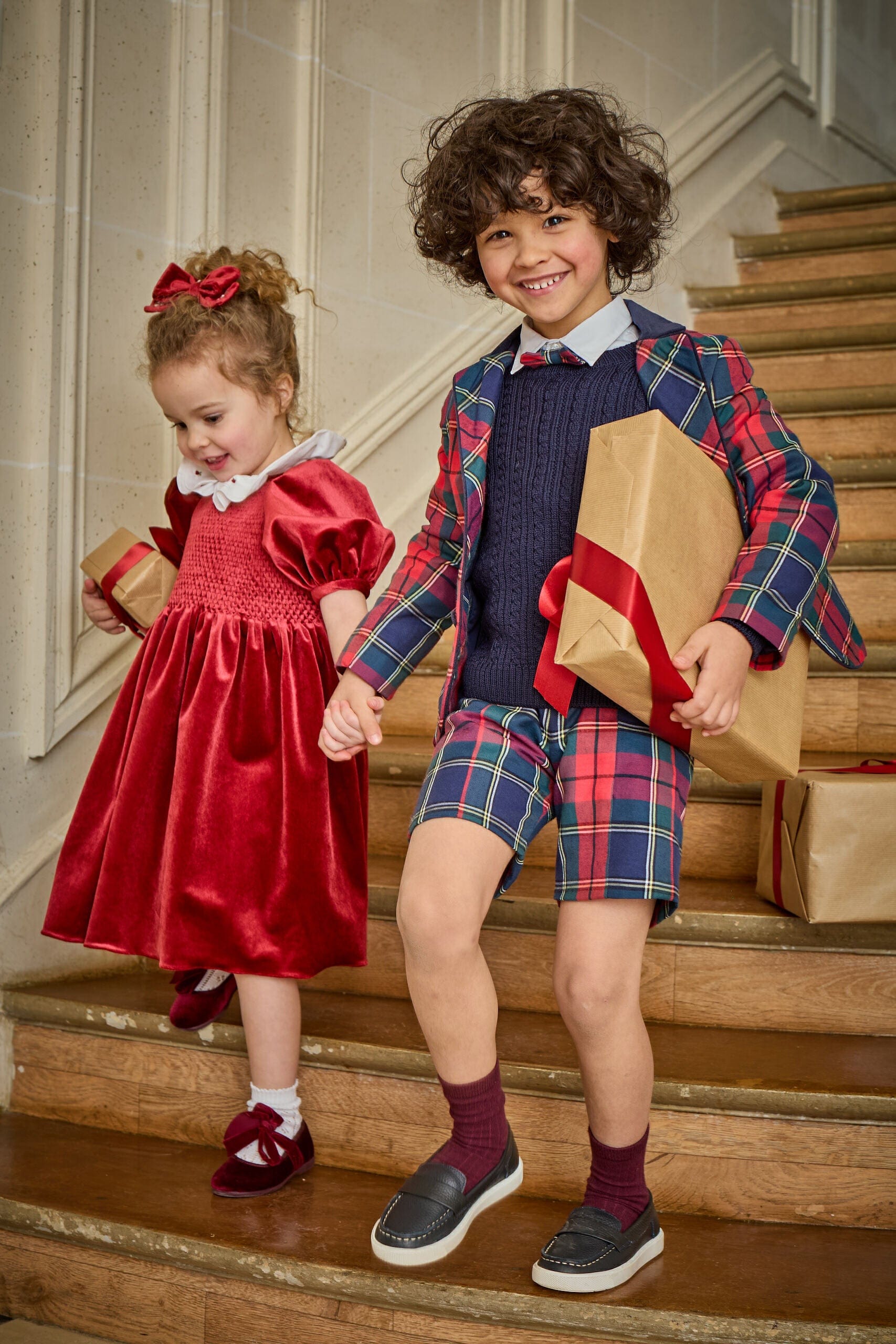 Gaston, nœud papillon, en tartan bleu marine et rouge