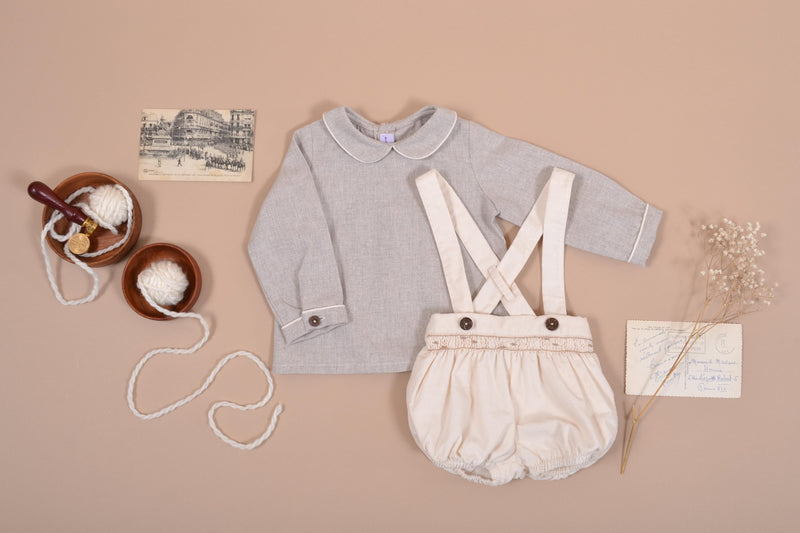 Harry, Blouse bébé manches longues, col claudine avec passepoil, en twill beige chiné - Harry, Long-sleeved baby blouse, Peter Pan collar with piping, in Heather beige twill