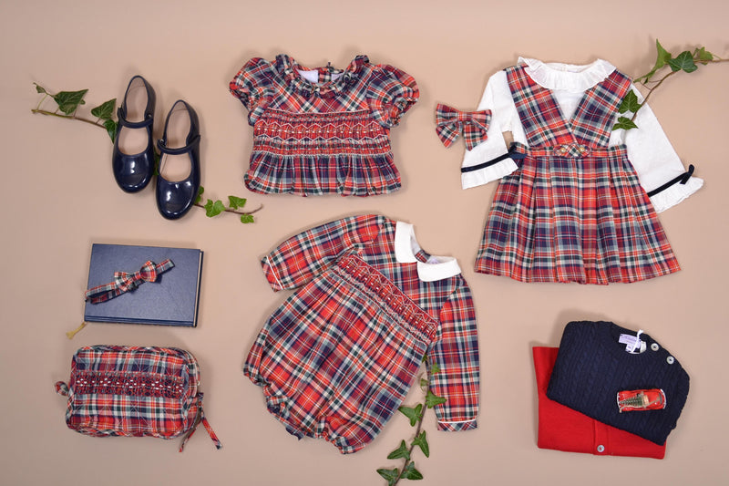 Hars, robe manches bouffantes, Triple col, taille smockée, en Tartan rouge - Hars, puffed-sleeved dress, Triple collar, smocked waist, in Red tartan