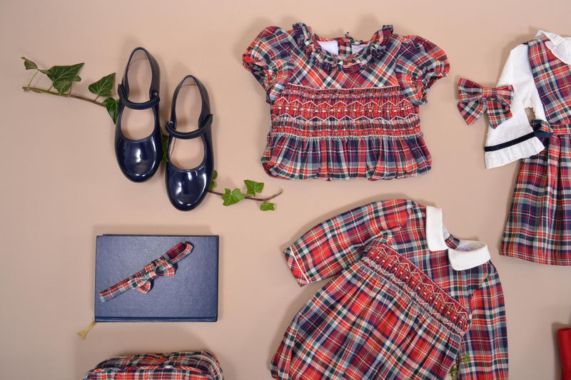 Hars, robe manches bouffantes, Triple col, taille smockée, en Tartan rouge - Hars, puffed-sleeved dress, Triple collar, smocked waist, in Red tartan