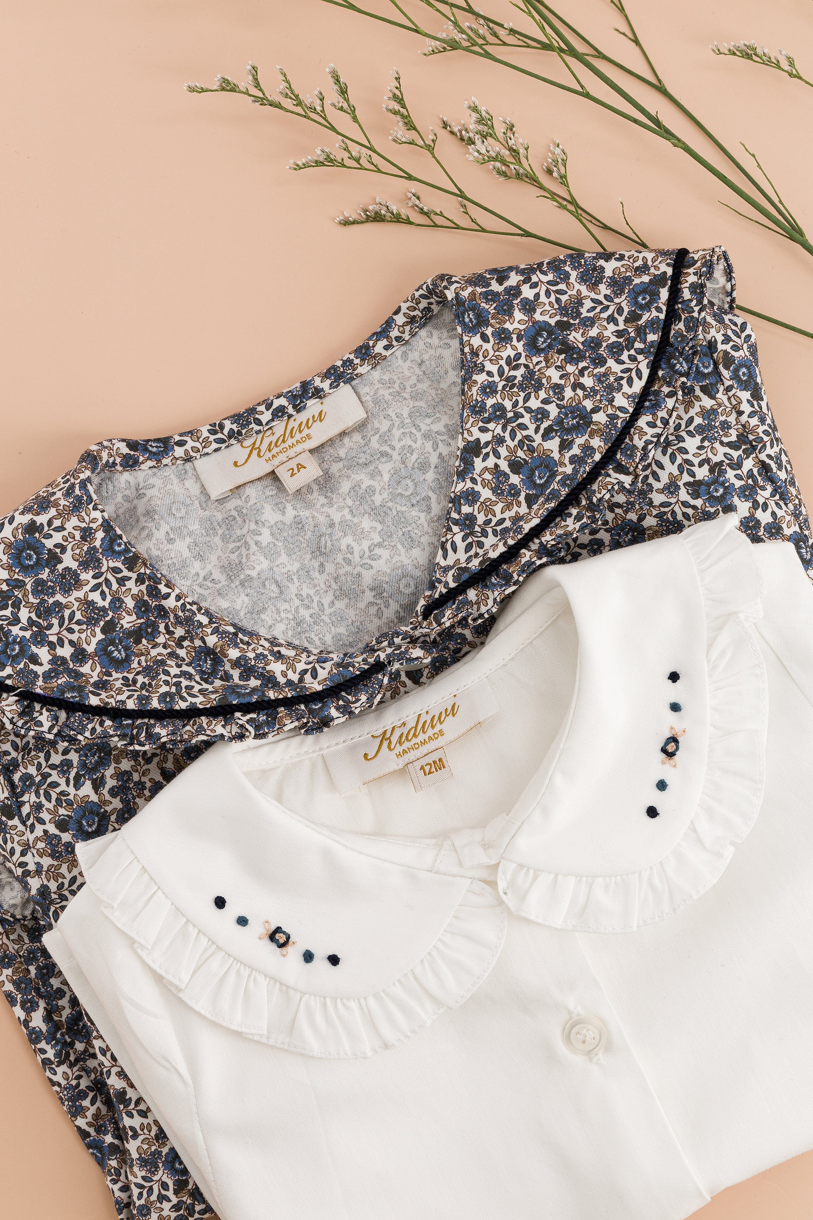 Hélena, blouse fille en popeline blanche et broderies marine
