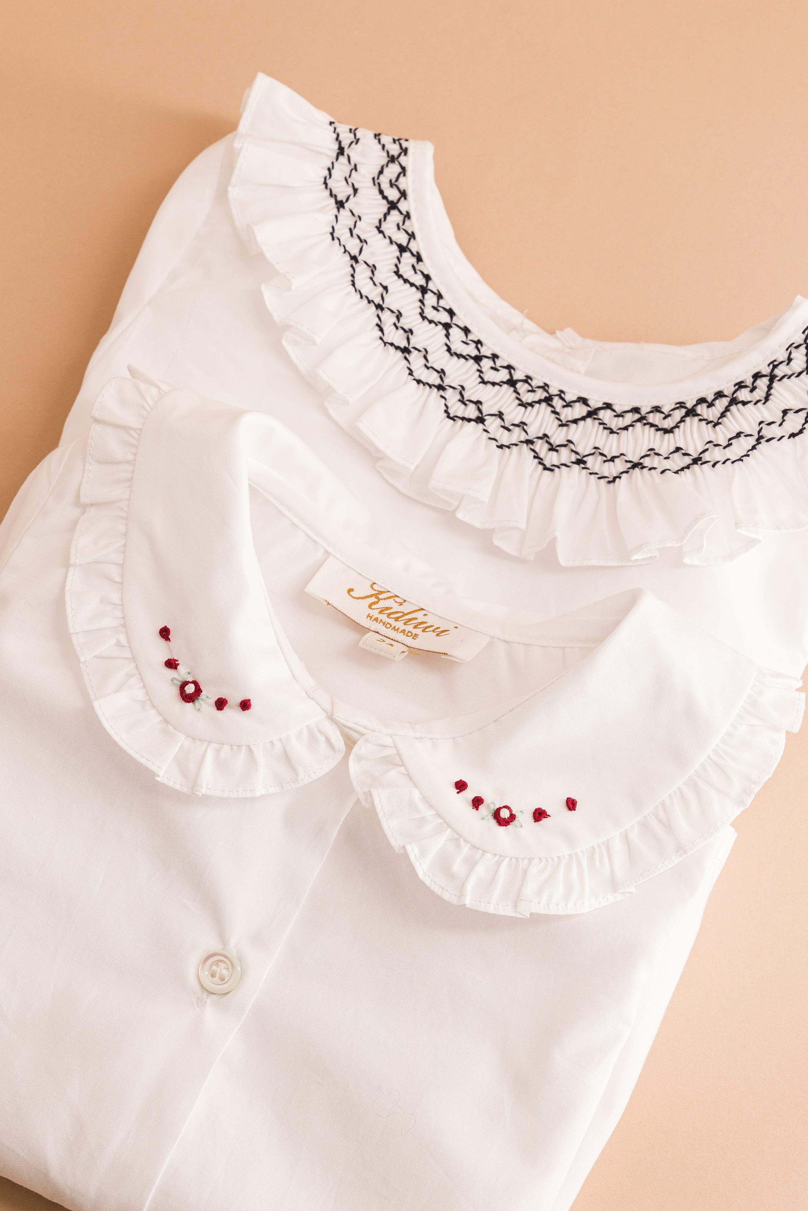 Hélena, chemise fille en popeline blanche et broderies bordeaux