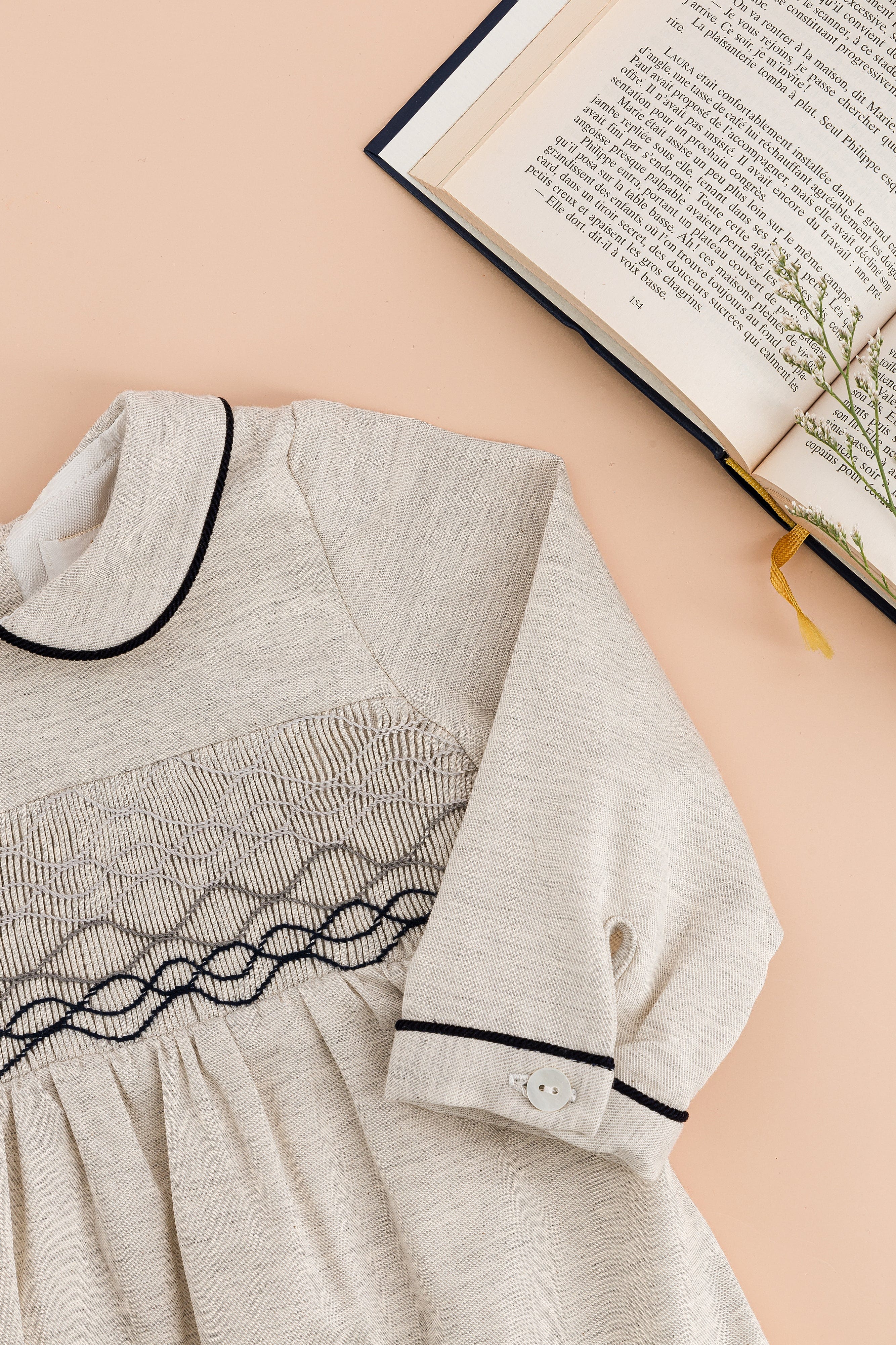 Jeannot, barboteuse smockée en twill de coton gris chiné