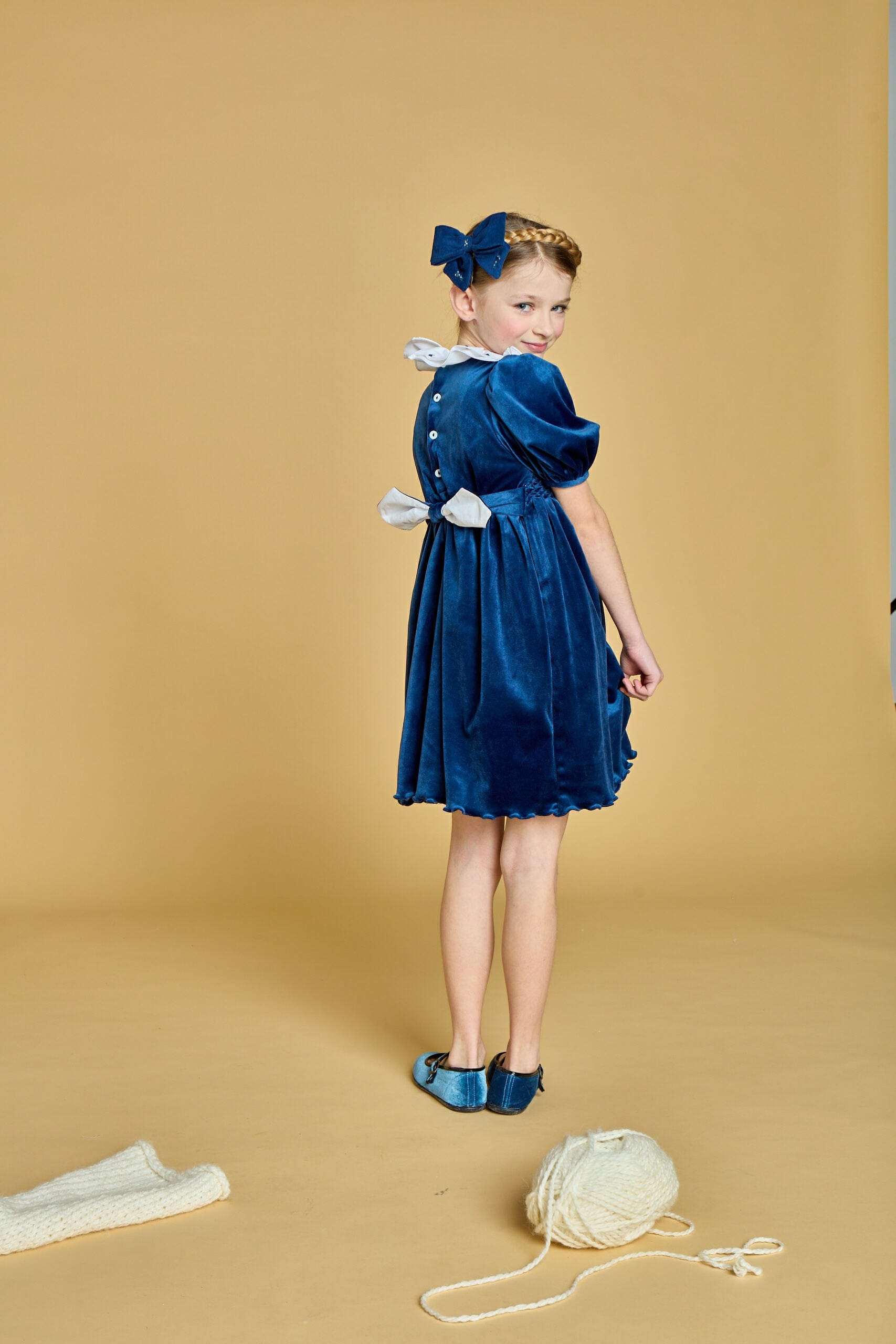 Joséphine, robe smockée, en velours bleu marine