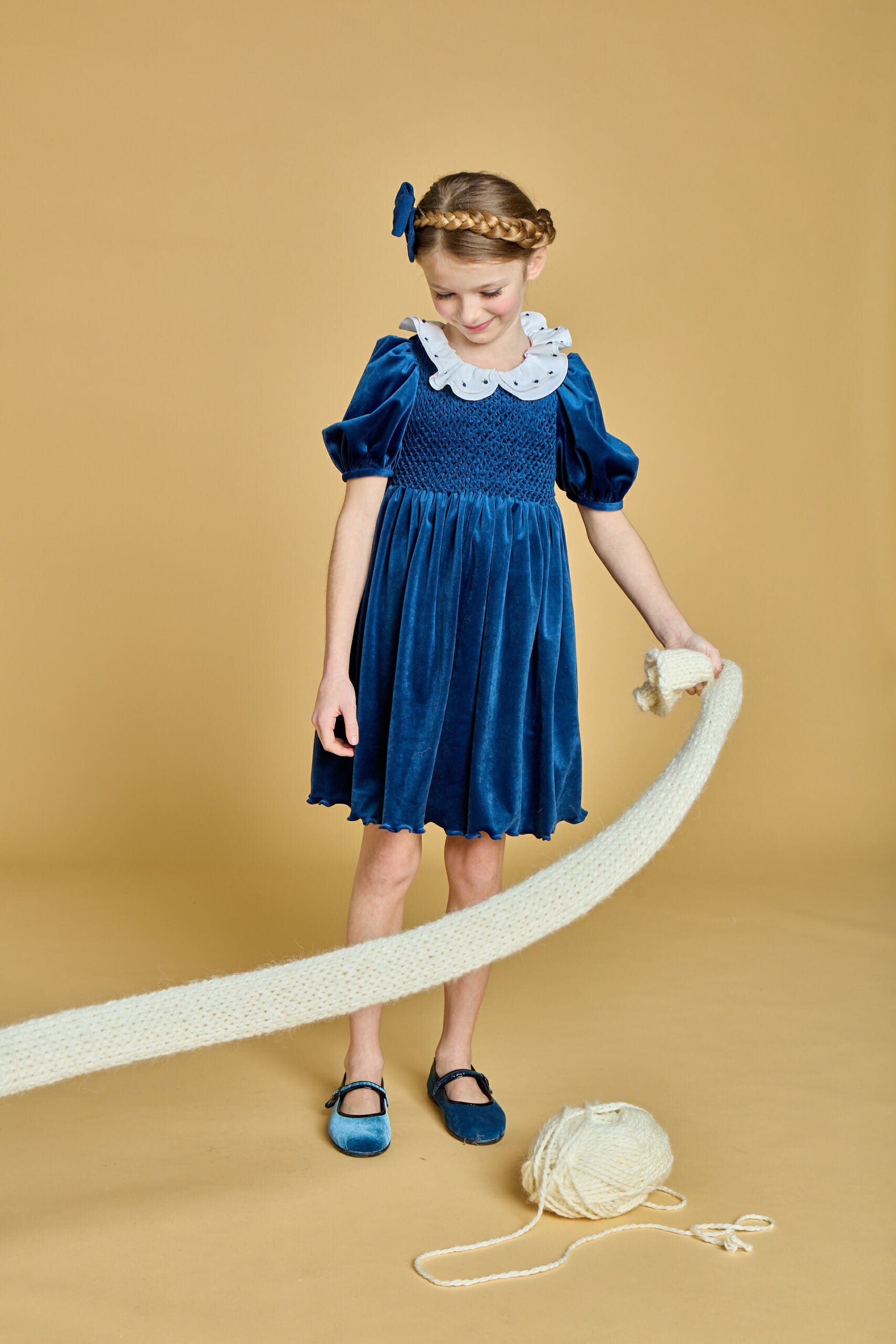 Joséphine, robe smockée, en velours bleu marine