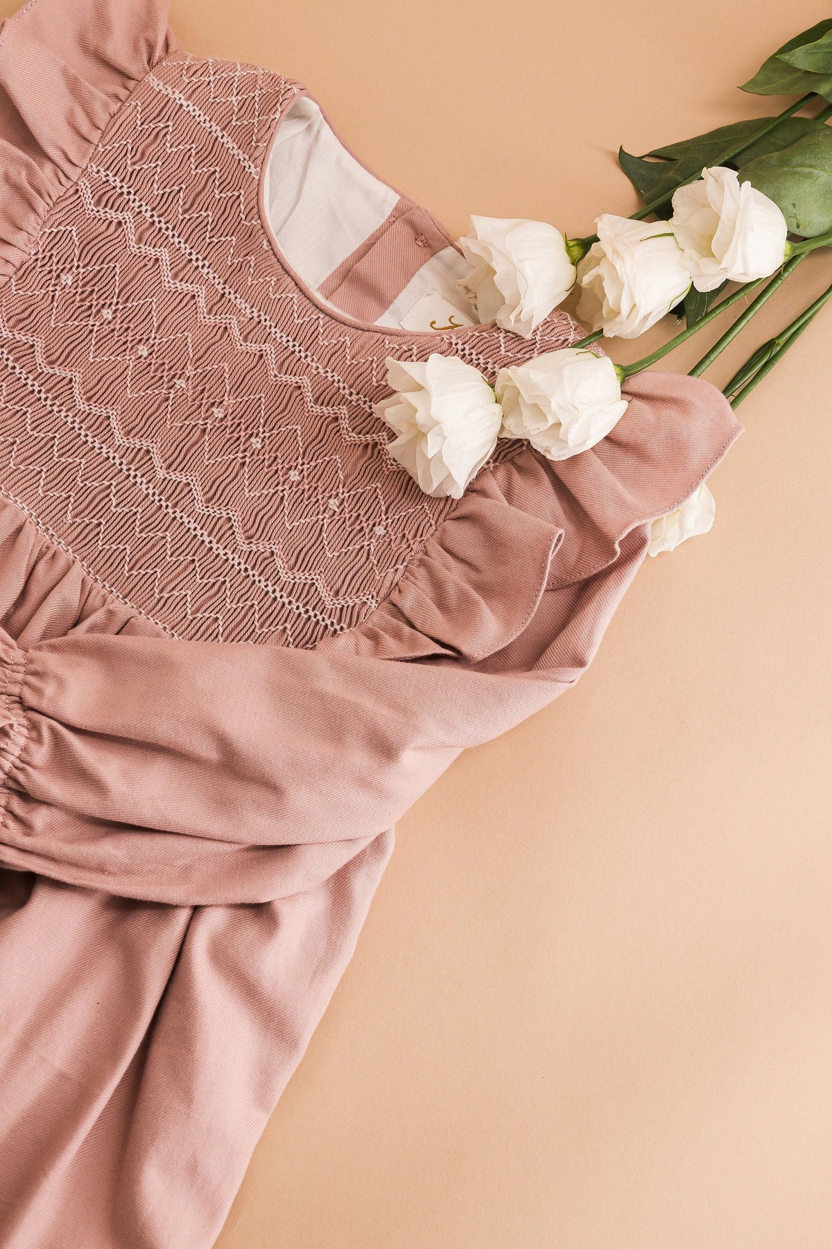 Léa-Rosa, robe à smocks en sergé de coton biologique sable rose