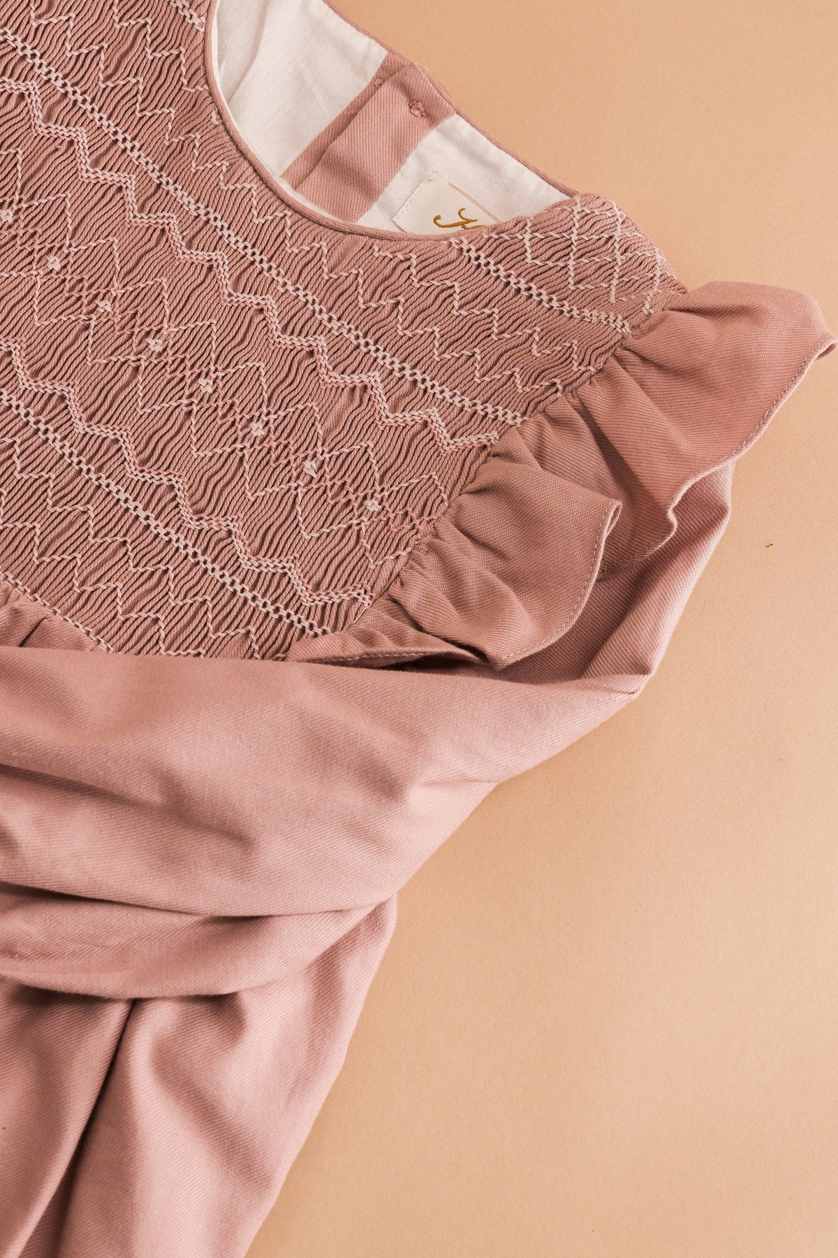 Léa-Rosa, robe à smocks en sergé de coton biologique sable rose