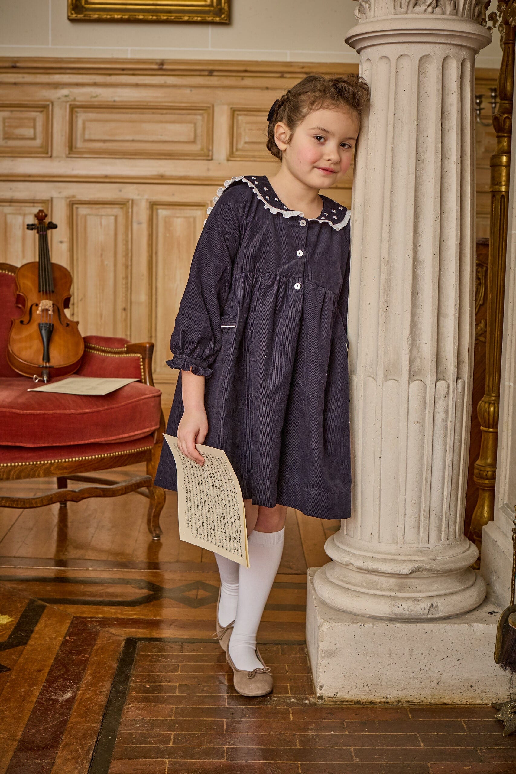 Léontine, robe brodée en velours côtelé marine