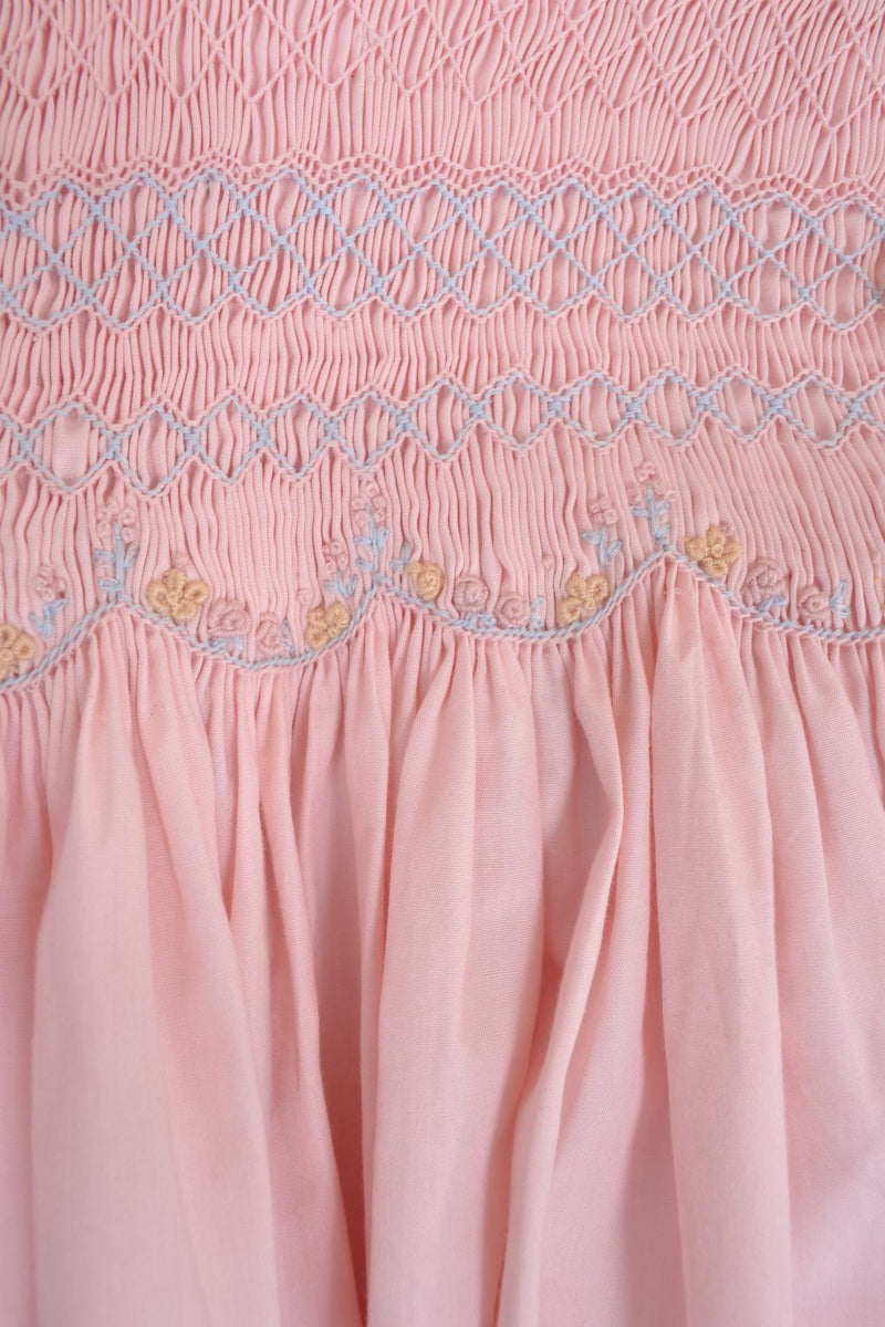 Lewisia, robe manches papillons, col rond, buste entièrement smocké, nœuds bicolores sur les côtés, en coton bio nude - dress with butterfly sleeves, round neck, fully smocked bust, two-tone bows on the sides, in nude organic cotton