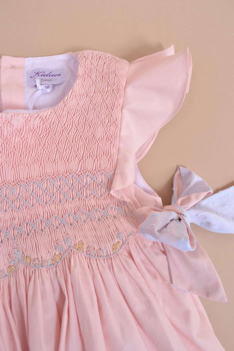 Lewisia, robe manches papillons, col rond, buste entièrement smocké, nœuds bicolores sur les côtés, en coton bio nude - dress with butterfly sleeves, round neck, fully smocked bust, two-tone bows on the sides, in nude organic cotton