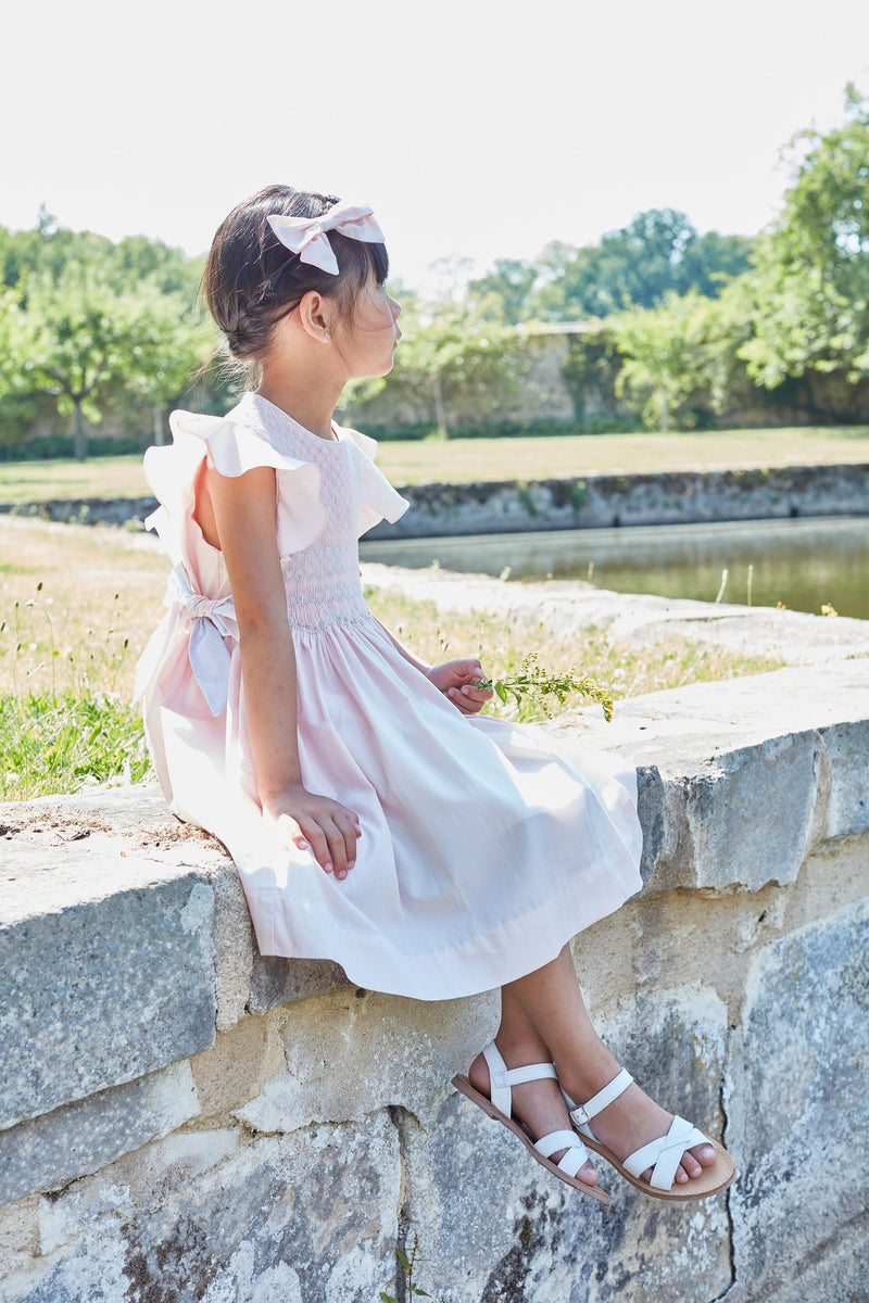 Lewisia, robe manches papillons, col rond, buste entièrement smocké, nœuds bicolores sur les côtés, en coton bio nude - dress with butterfly sleeves, round neck, fully smocked bust, two-tone bows on the sides, in nude organic cotton
