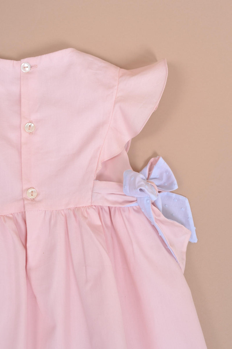Lewisia, robe manches papillons, col rond, buste entièrement smocké, nœuds bicolores sur les côtés, en coton bio nude - dress with butterfly sleeves, round neck, fully smocked bust, two-tone bows on the sides, in nude organic cotton